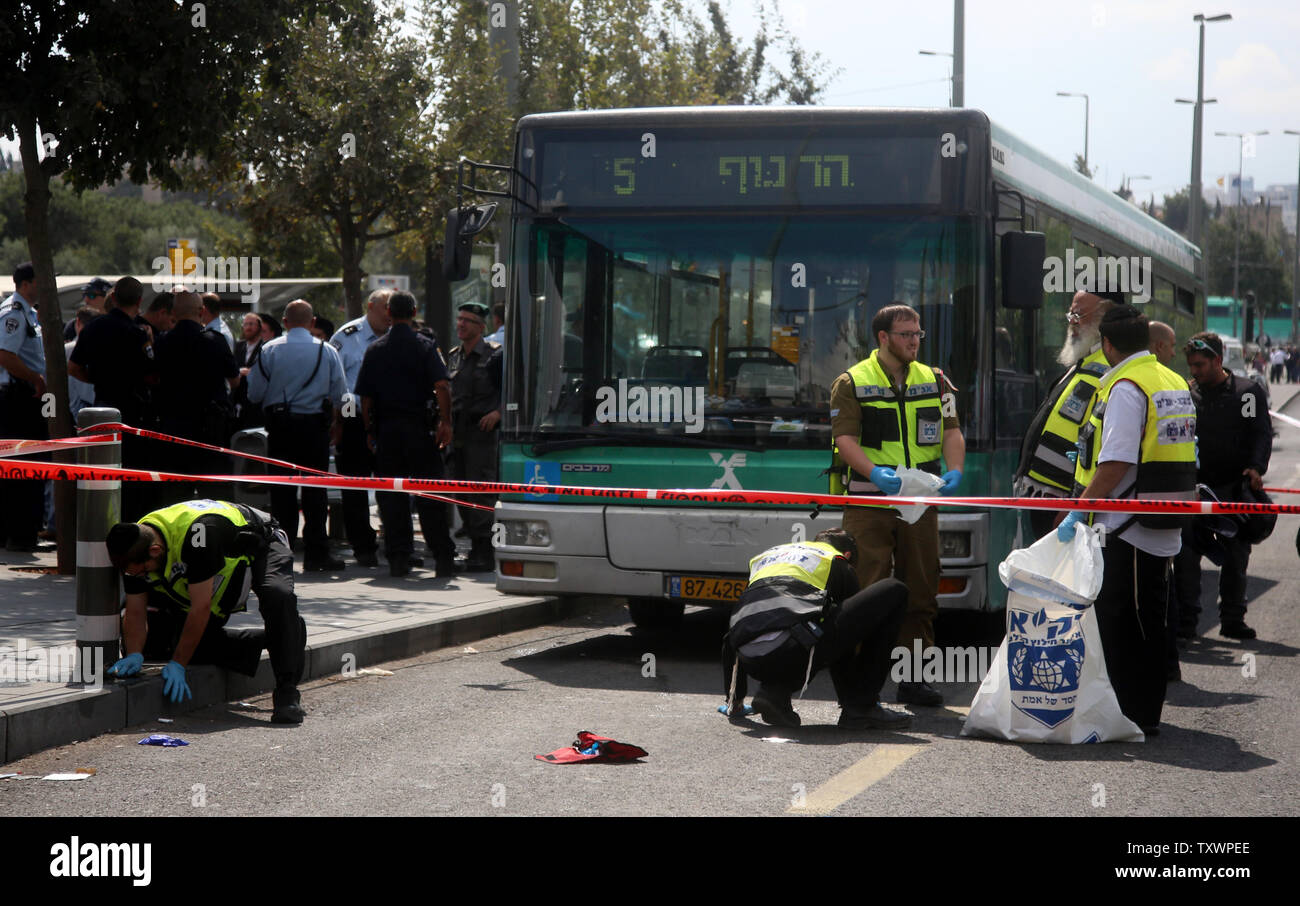 Le personnel d'urgence israéliens nettoyer le sang à l'emplacement où un terroriste palestinien a poignardé un étudiant talmudique juive dans le centre de Jérusalem, Israël, le 8 octobre 2015. La poignardée a été emmené à l'hôpital dans un état grave tandis que les forces de sécurité israéliennes ont arrêté le peuple palestinien. Nir Barkat, le maire de Jérusalem, a demandé à tous les Israéliens avec des permis de port d'armes à feu dans la foulée de la vague d'attaques sur les citoyens israéliens. Photo par Stringer/ UPI Banque D'Images