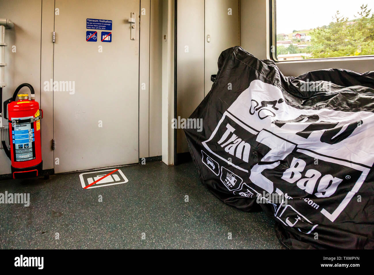 Bicyclettes emballées dans le compartiment de train du chemin de fer autrichien. ÖBB dispose également de suffisamment d'espace sur le train pour les charges encombrantes Banque D'Images