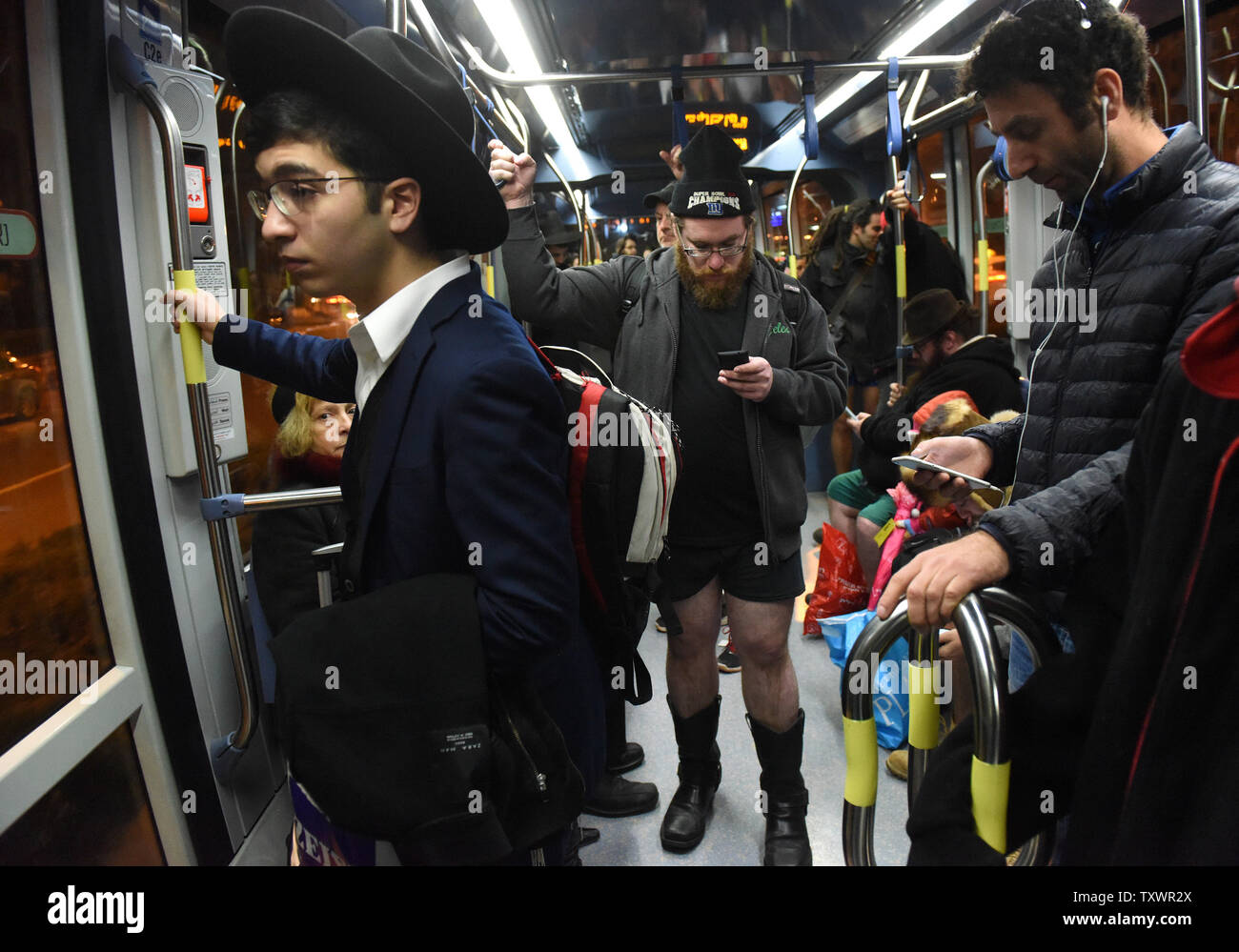 Un Israélien rides le train léger sur rail sans pantalon sur 'No Pants Day' à Jérusalem, Israël, le 10 janvier 2016. Photo par Debbie Hill/ UPI Banque D'Images