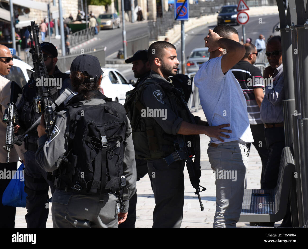 Une police des frontières israélienne vérifie un Palestinien après qu'un Palestinien a été abattu après avoir poignardé deux police des frontières à la Porte de Damas à Jérusalem-Est, le 19 février 2016. L'attaque a été poignardé le 11. une attaque terroriste à la Porte de Damas au cours des cinq derniers mois. Photo par Debbie Hill/ UPI Banque D'Images