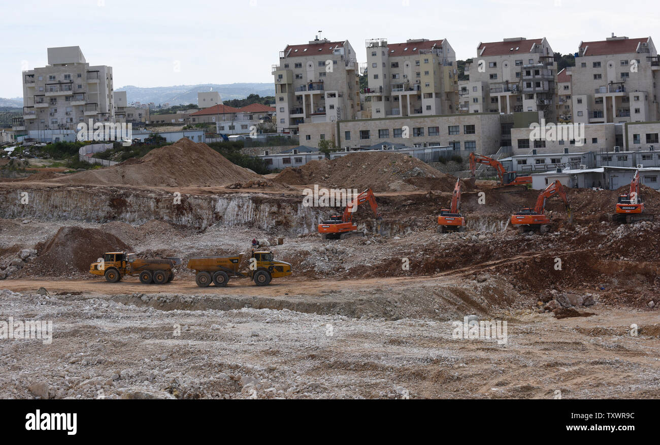 D'équipement lourd terrestre israélienne se prépare pour de nouveaux logements juifs ultra-orthodoxes dans la colonie de Kiryat Sefer en Cisjordanie, le 25 février 2016. Le Premier ministre britannique David Cameron a appelé la construction des colonies israéliennes à Jérusalem est véritablement "choquant" et a déclaré que le Royaume-Uni ne prend pas en charge des colonies israéliennes illégales. Le maire de Jérusalem, Nir Barkat, a répondu que les résidents de Jérusalem-Est sont mieux aujourd'hui qu'au cours de l'époque du Mandat britannique et a invité Cameron à Jérusalem. Photo par Debbie Hill/ UPI Banque D'Images