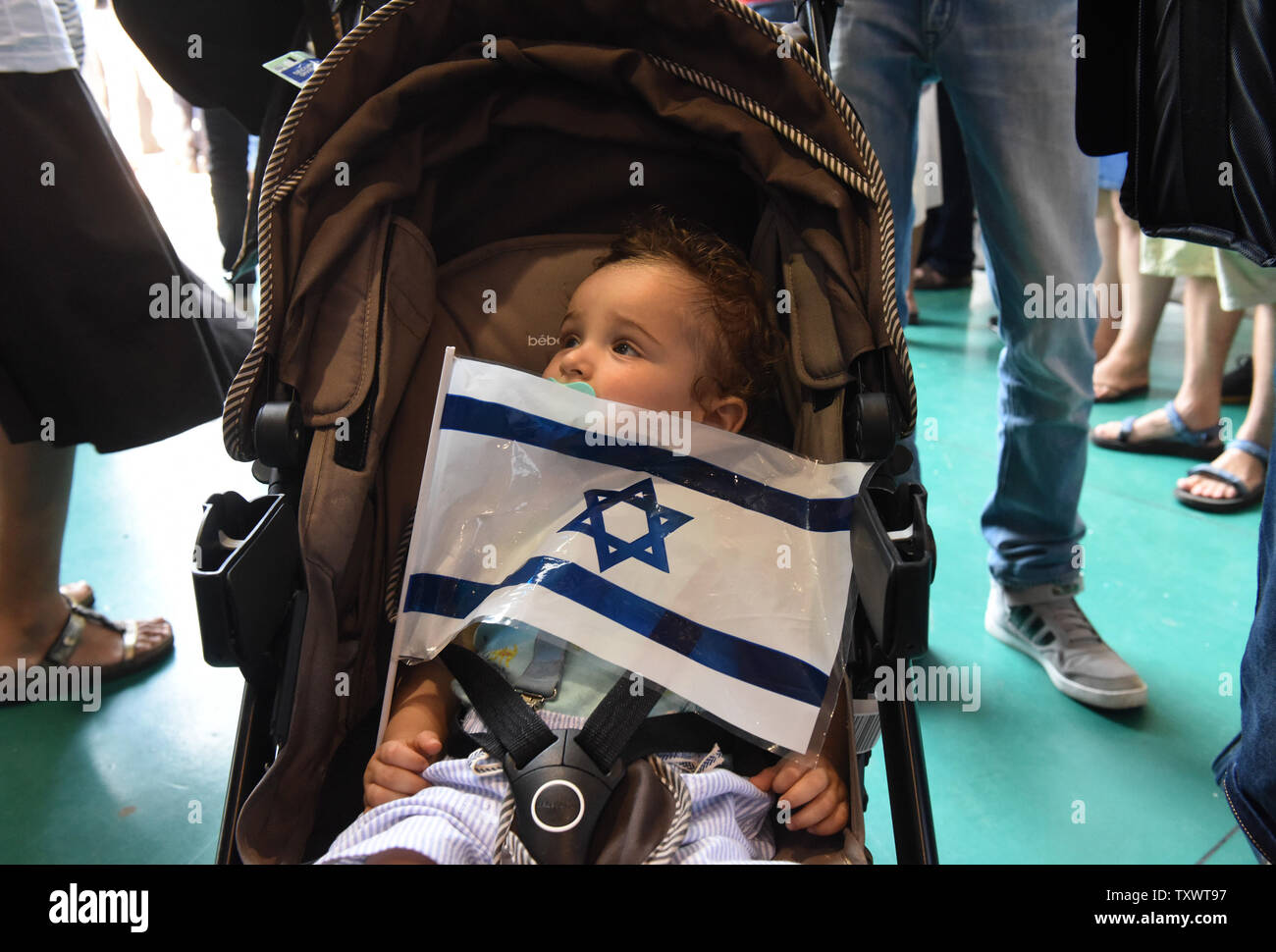 Un Bebe Juif Francais Est Titulaire D Un Drapeau Israelien Alors Qu Il Les Immigrants Avec Sa Famille De France A Israel A L Aeroport Ben Gourion Pres De Tel Aviv Israel Le Juillet 16