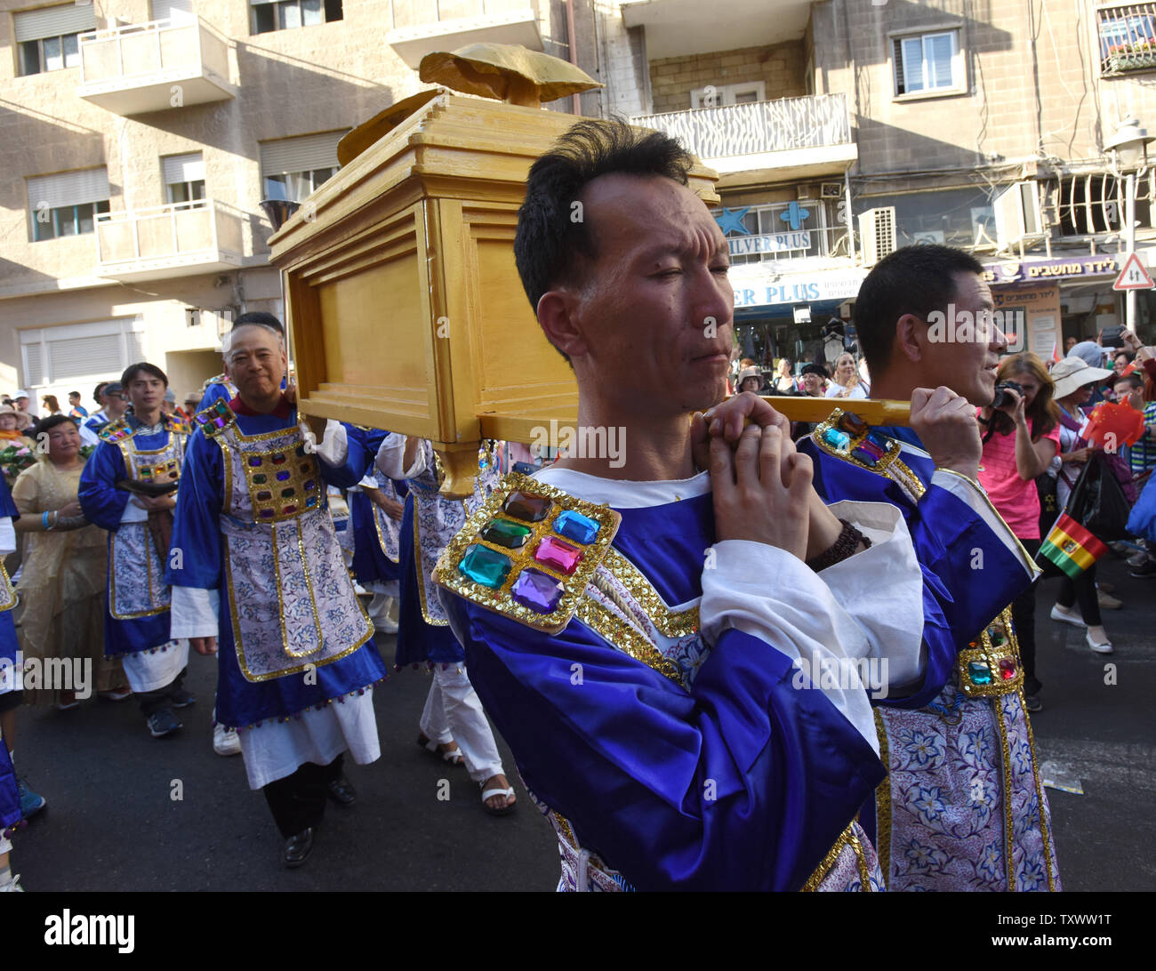 Les chrétiens évangéliques du Japon portent une réplique de l'arche de l'Alliance au cours de la parade annuelle de Jérusalem à l'occasion de la fête juive de Souccot, la Fête des Tabernacles, à Jérusalem, Israël, le 20 octobre 2016. Des milliers de chrétiens du monde entier ont marché avec les soldats israéliens et les travailleurs de montrer leur solidarité et d'amour pour Israël. Photo par Debbie Hill/UPI Banque D'Images