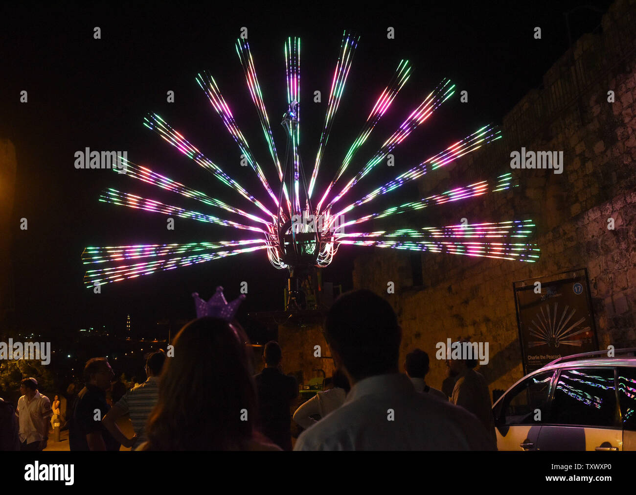 Les visiteurs bénéficient d'une lumière d'installations artistiques dans le cadre du 9e Festival International de feux dans la vieille ville de Jérusalem, le 29 juin 2017. Photo par Debbie Hill/UPI Banque D'Images