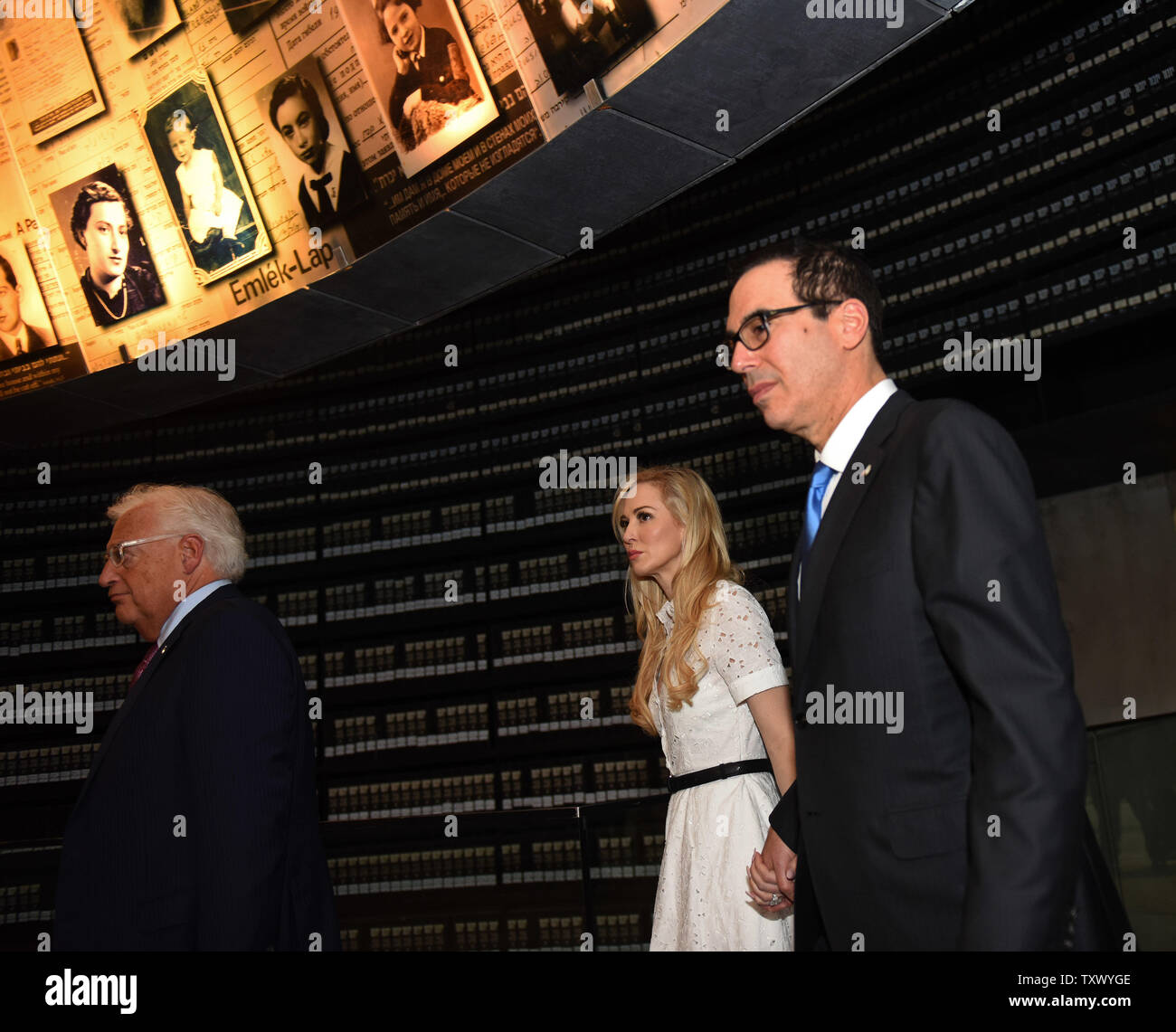 Le secrétaire du Trésor américain Steven Mnuchin et son épouse Louise Linton visiter la salle des noms dans le Musée de l'Holocauste Yad Vashem à Jérusalem, Israël, le 26 octobre 2017. Photo par Debbie Hill/UPI Banque D'Images