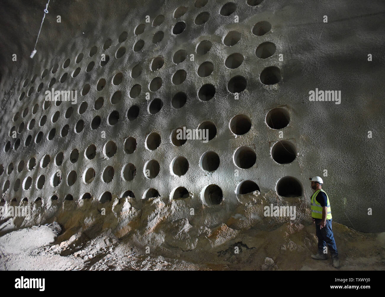 Itzik Behar, ingénieur de projet, se dresse près de catacombe partiellement construite dans le parking souterrain des parcelles d'inhumation inhumation tunnels à Givat Shaul, le cimetière Har HaMenuchot, à Jérusalem, Israël, le 26 novembre 2017. En raison de la surpopulation et le manque de terres pour les lieux de sépulture à Jérusalem, l'enterrement religieux appelé la société, Chevra Kadisha est la construction de la sépulture souterraine massive qui fourniront l'espace pour plus de 22 000 tombes. Photo par Debbie Hill/UPI Banque D'Images