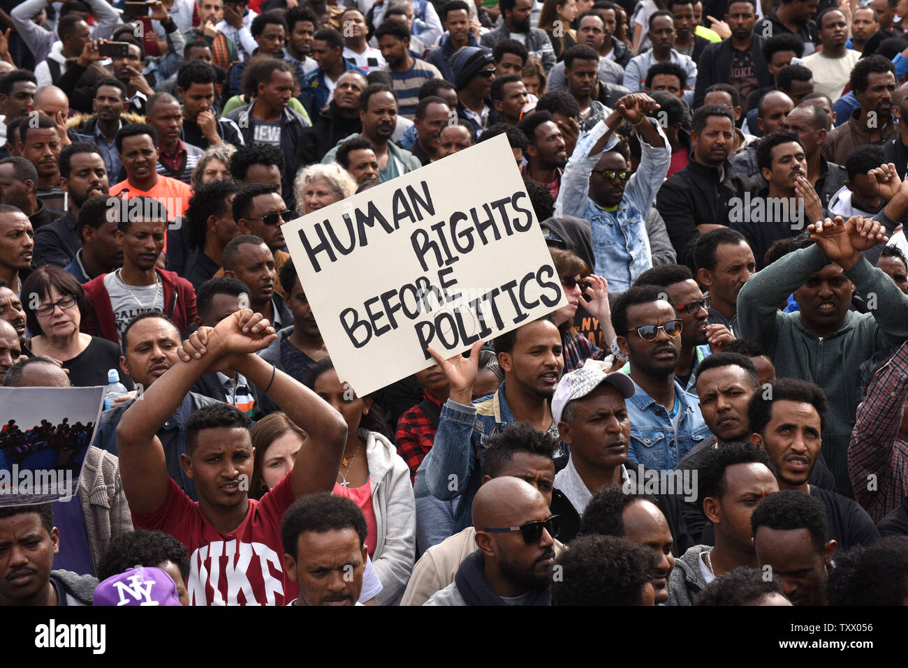 Etritrean soudanais et les demandeurs d'asile et réfugiés manifester contre Israël d'expulser à l'extérieur de l'Ambassade du Rwanda à Herzliya, Israël, le 7 février 2018. Israël dit qu'il va expulser quelque 20 000 hommes qui est entré dans l'état juif illégalement par le 1er avril, ou ils seront emprisonnés indéfiniment. Des manifestations similaires sont prévues dans le monde entier aujourd'hui contre Israël à venir la déportation forcée des demandeurs d'asile africains. Photo par Debbie Hill/UPI Banque D'Images