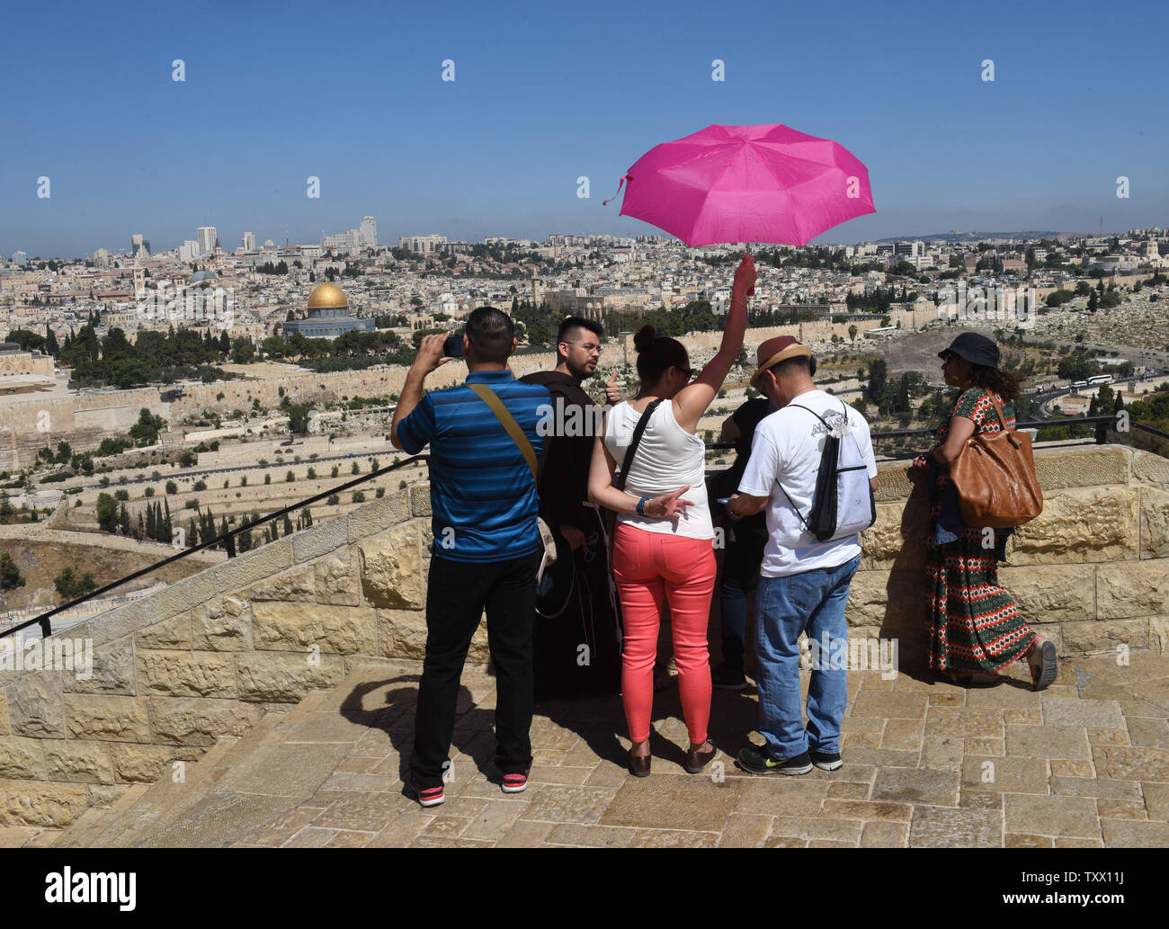 Les touristes regarder la vieille ville de Jérusalem au Mt. des oliviers, à Jérusalem-Est, le 25 juin 2018. Prince William va recevoir un exposé sur l'histoire et la géographie de la vieille ville de Jérusalem au Mt. d'Olives cette semaine, sur la première visite d'Etat en Terre sainte par un membre de la famille royale. Les ministres israéliens ont frappé l'itinéraire officiel car il décrit la vieille ville de Jérusalem comme étant en territoires palestiniens occupés. Photo par Debbie Hill/UPI Banque D'Images