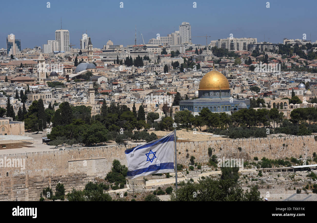 Un drapeau israélien vole sur le Mont des Oliviers, vue sur la vieille ville de Jérusalem, le 25 juin 2018. Prince William va recevoir un exposé sur l'histoire et la géographie de la vieille ville de Jérusalem au Mt. d'Olives cette semaine, sur la première visite d'Etat en Terre sainte par un membre de la famille royale. Les ministres israéliens ont frappé l'itinéraire officiel car il décrit la vieille ville de Jérusalem comme étant en territoires palestiniens occupés. Photo par Debbie Hill/UPI Banque D'Images