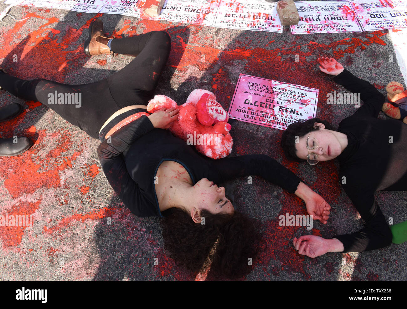 Des femmes bloquent l'entrée principale de Jérusalem, au cours d'une manifestation contre la violence à l'égard des femmes, le 4 décembre 2018. Les femmes en Israël sont la tenue d'une grève nationale, et organisé des manifestations à travers le pays, qui demandent au gouvernement de prendre davantage de mesures pour arrêter la violence contre les femmes. En 2018, vingt-quatre femmes ont été assassinées en Israël, y compris les Juifs, les Arabes et les demandeurs d'asile. Photo par Debbie Hill /UPI Banque D'Images