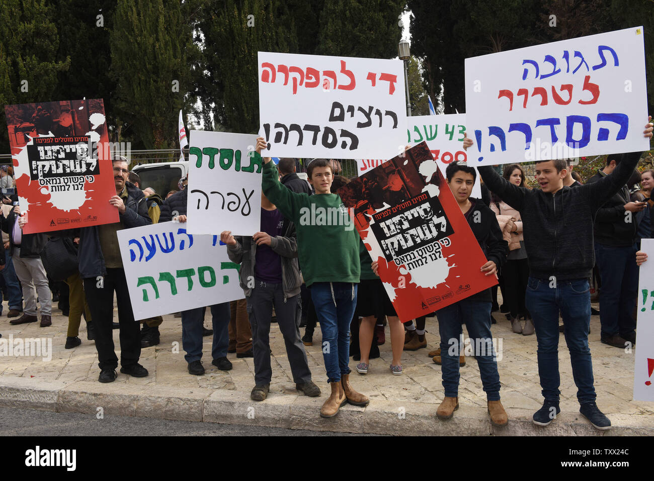 Les colons israéliens et les politiciens de droite de protestation devant le Premier Ministre Benjamin Netanyahu, à Jérusalem, le 16 décembre 2018, contre la reprise des attentats terroristes palestiniens en Cisjordanie. Les manifestants portent des pancartes "Nous sommes fatigués de mourir et pas de coupure jusqu' alors que les jeunes filles ont scandé "Mort aux Arabes." Trois Israéliens ont été tués la semaine dernière en attaques de tir près de villes à proximité de la ville palestinienne de Ramallah. Photo par Debbie Hill /UPI Banque D'Images