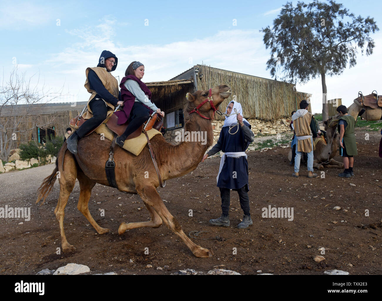 Les touristes monter un chameau à Genèse terre près de la colonie Alon en Cisjordanie, le 31 janvier 2019. Amnistie Internationale a publié un rapport appelant sur Airbnb, Booking.com, Expedia et Tripadvisor à boycotter le tourisme israélien sites sur les lignes d'avant 1967, ce qu'ils appellent "destination : l'occupation." Photo par Debbie Hill/UPI Banque D'Images