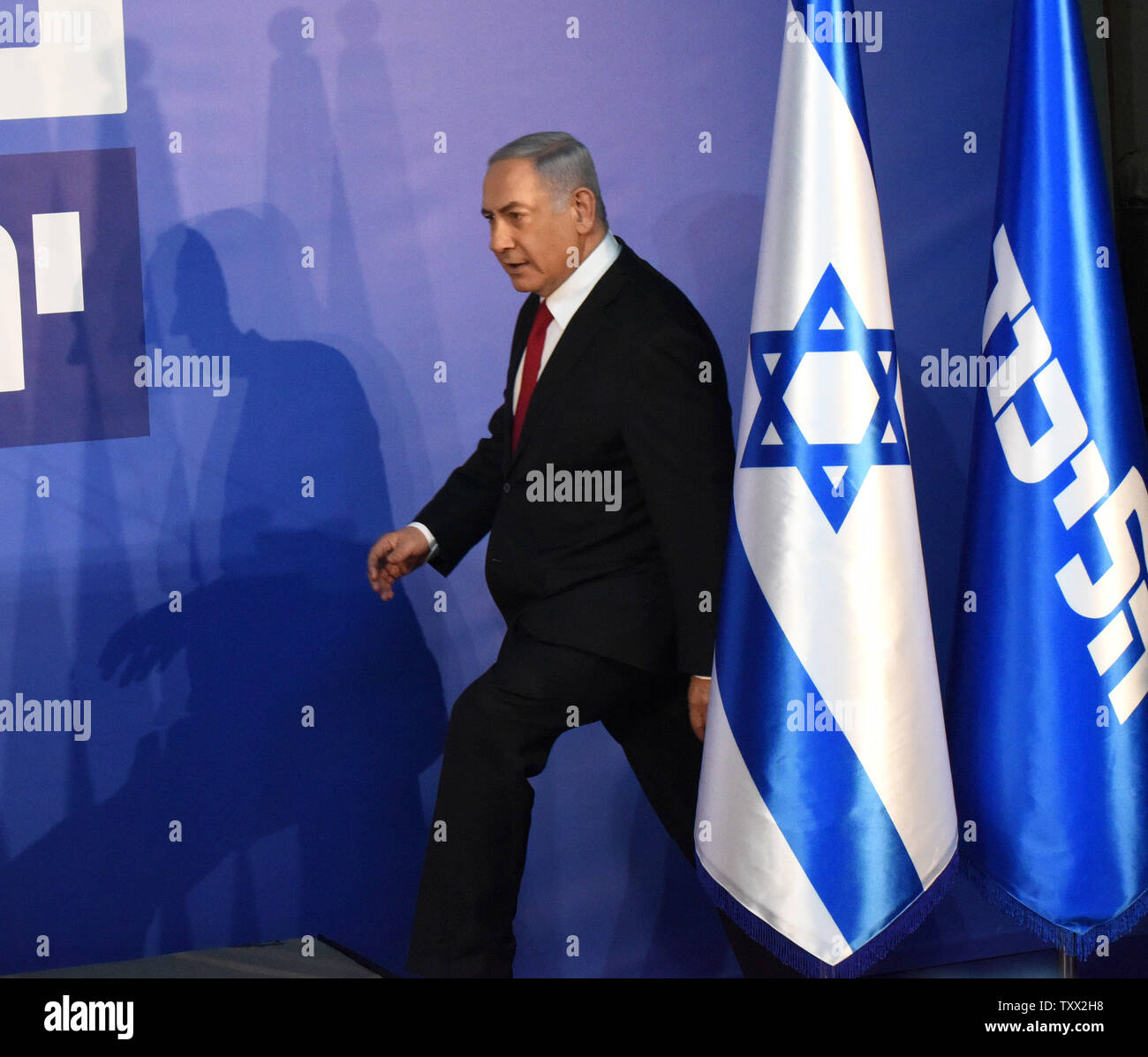 Le Premier ministre israélien Benjamin Netanyahu arrive à faire une déclaration à la presse de sa résidence à Jérusalem, le procureur général Avichai Mandelblit après avoir émis son inculpation, le 28 février 2019. Mandelblit a recommandé des accusations de corruption, d'abus de confiance, fraude dans trois affaires distinctes, en attendant l'audience. Photo par Debbie Hill/UPI Banque D'Images