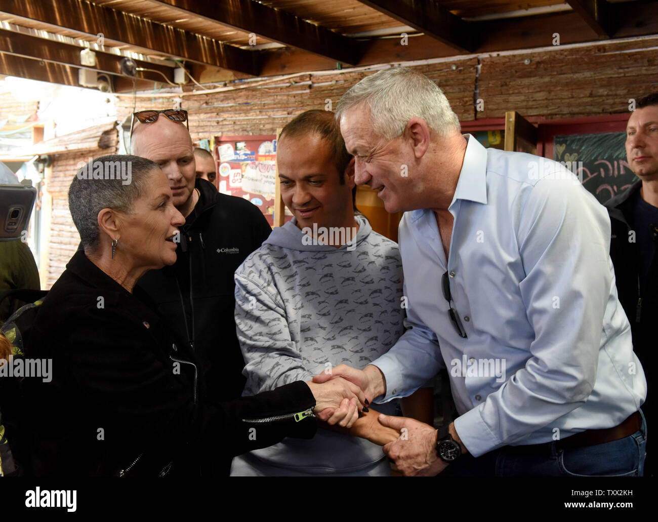 Benny Gantz, chef du Nouveau Parti bleu et blanc israélienne accueille les gens dans un café dans le sud de la ville de Sderot, en Israël, le 13 mars 2019. Gantz était sur une campagne à la frontière israélienne avec la bande de Gaza. Les Israéliens rendre aux urnes le 9 avril. Photo par Debbie Hill/UPI Banque D'Images