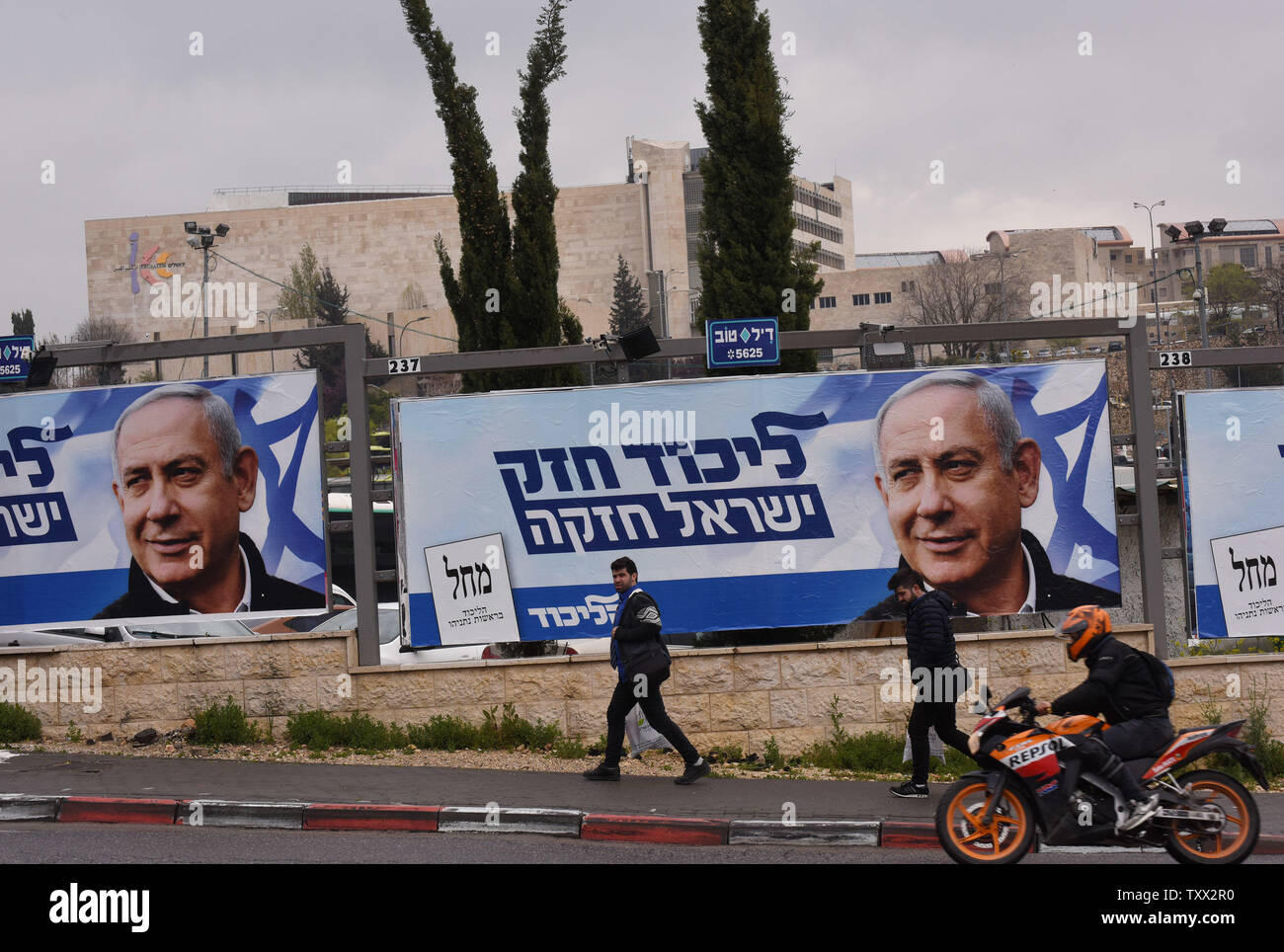 Les affiches de la campagne électorale israélienne passer pour le Premier Ministre Benjamin Netanyahu à Jérusalem, 1 avril, 2019. Plus de 500 faux comptes médias sociaux ont été exposés par un groupe de surveillance, renforcement de la réélection de M. Nétanyahou. Le faux comptes ont reçu 2,5 millions de visites. Vote des israéliens le 9 avril. Photo par Debbie Hill/UPI Banque D'Images