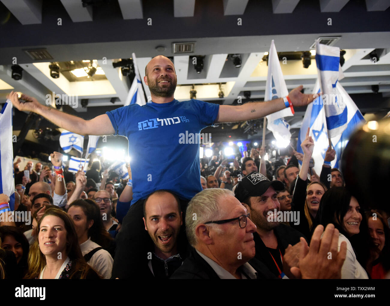 Les partisans du parti bleu et blanc, Benny Gantz, applaudir à la première annonce des résultats des sondages à la sortie des bureaux à Tel Aviv, Israël, le 9 avril 2019. Gantz est cou dans le cou avec le Premier Ministre israélien, dans les élections israéliennes. Photo par Debbie Hill/UPI Banque D'Images