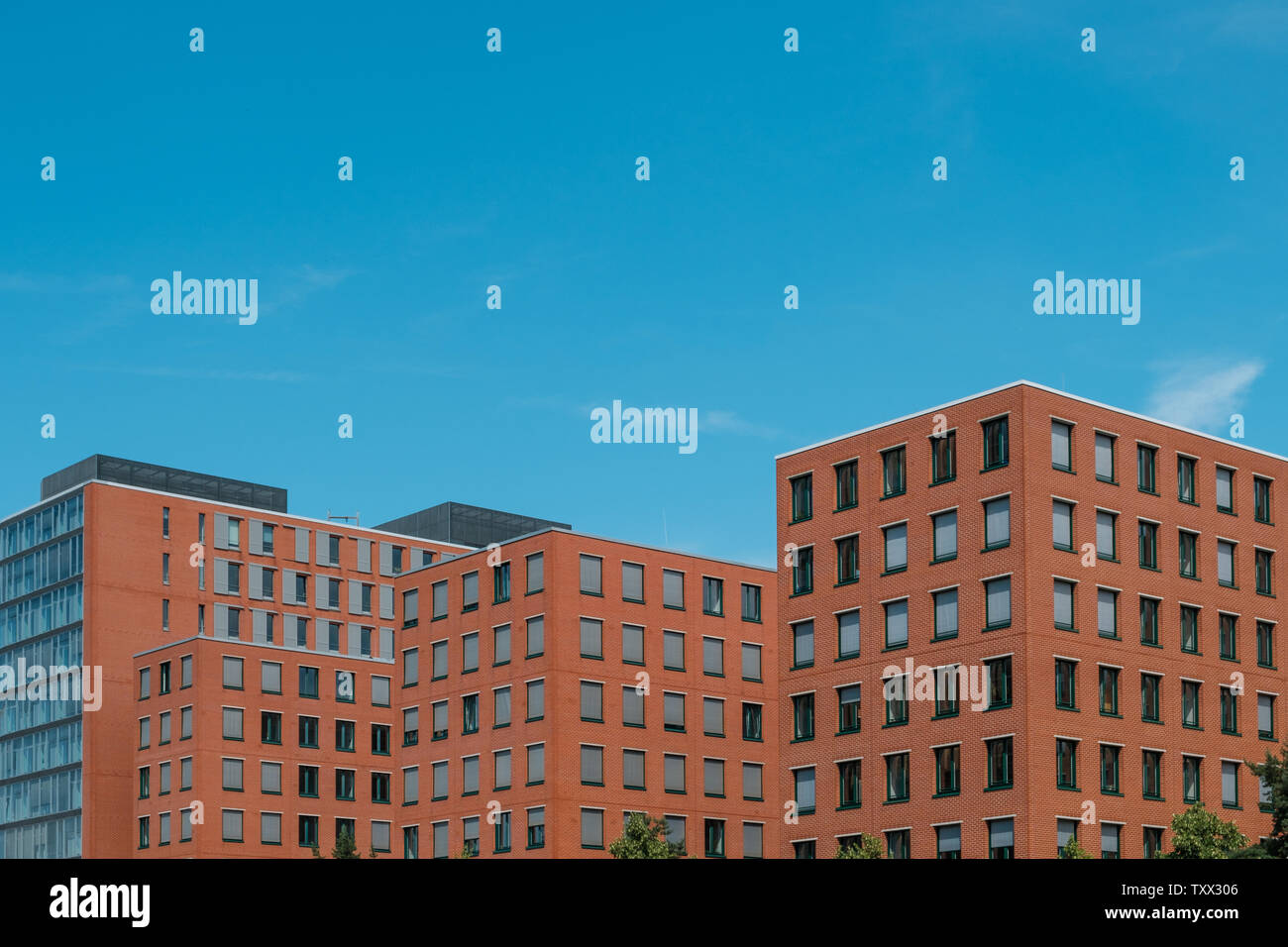 L'immobilier à l'extérieur, la façade de l'immeuble moderne et ciel bleu - Banque D'Images