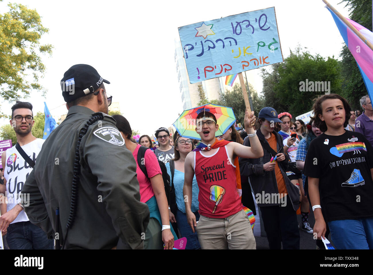 Des milliers de participants en mars la Parade de la Gay Pride à Jérusalem, le 6 juin 2019. Plus de 15 000 ont assisté à la parade, tandis que 2 500 forces de sécurité gardé l'événement, qui est une question controversée dans la cité religieuse. Selon la police, dix-huit ont été arrêtés, l'un cachant un couteau et 49 détenus pour essayer de perturber le défilé. Photo par Debbie Hill/UPI Banque D'Images