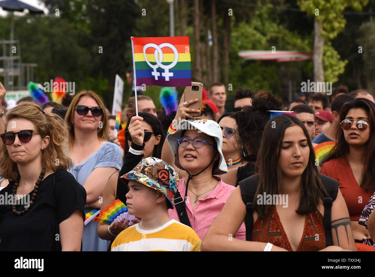 Les participants ont écouté la parole avant la parade de la Gay Pride à Jérusalem, le 6 juin 2019. Plus de 15 000 ont assisté à la parade, tandis que 2 500 forces de sécurité gardé l'événement, qui est une question controversée dans la cité religieuse. Selon la police, dix-huit ont été arrêtés, l'un cachant un couteau et 49 détenus pour essayer de perturber le défilé. Photo par Debbie Hill/UPI Banque D'Images