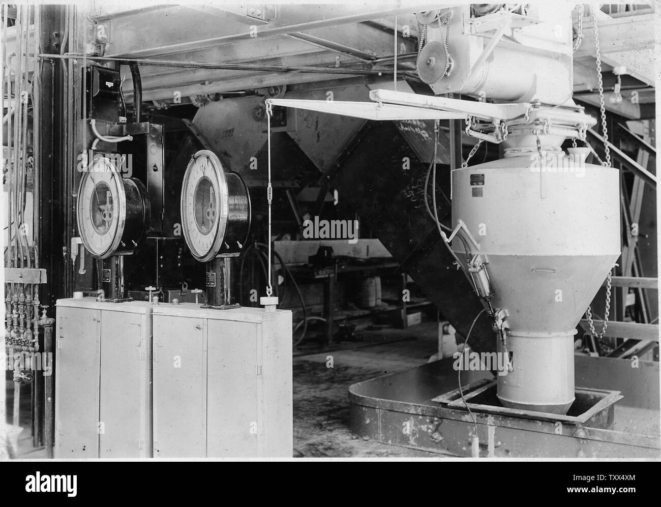 L'échelle automatique des cadrans et des doseurs de ciment à faible niveau des six sociétés centrale. ; Portée et contenu : la photographie de deux volumes d'une série d'albums de photos documentant la construction de barrage Hoover, Boulder City, Nevada. Banque D'Images