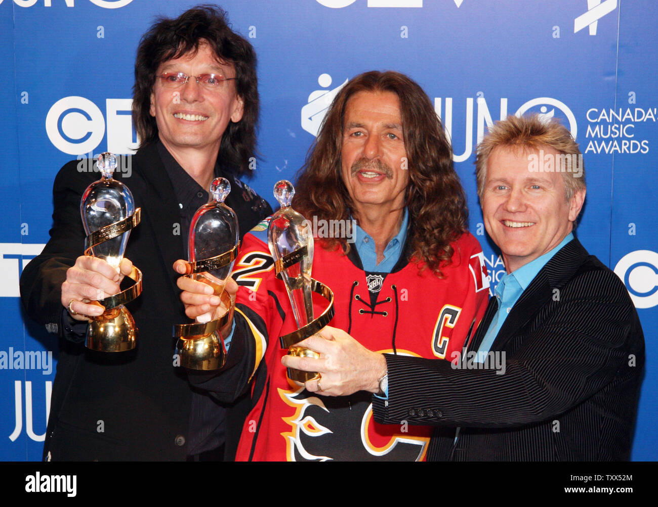 Les membres de la populaire des années 70, triomphe de la bande (L-R) Mike Levine, Gil Moore et Rik Emmet sont intronisés dans le 2008 Canadian Music Hall of Fame lors de la remise des Prix JUNO 2008 à Calgary, Alberta, le 6 avril 2008. (Photo d'UPI/Peter Tanner) Banque D'Images