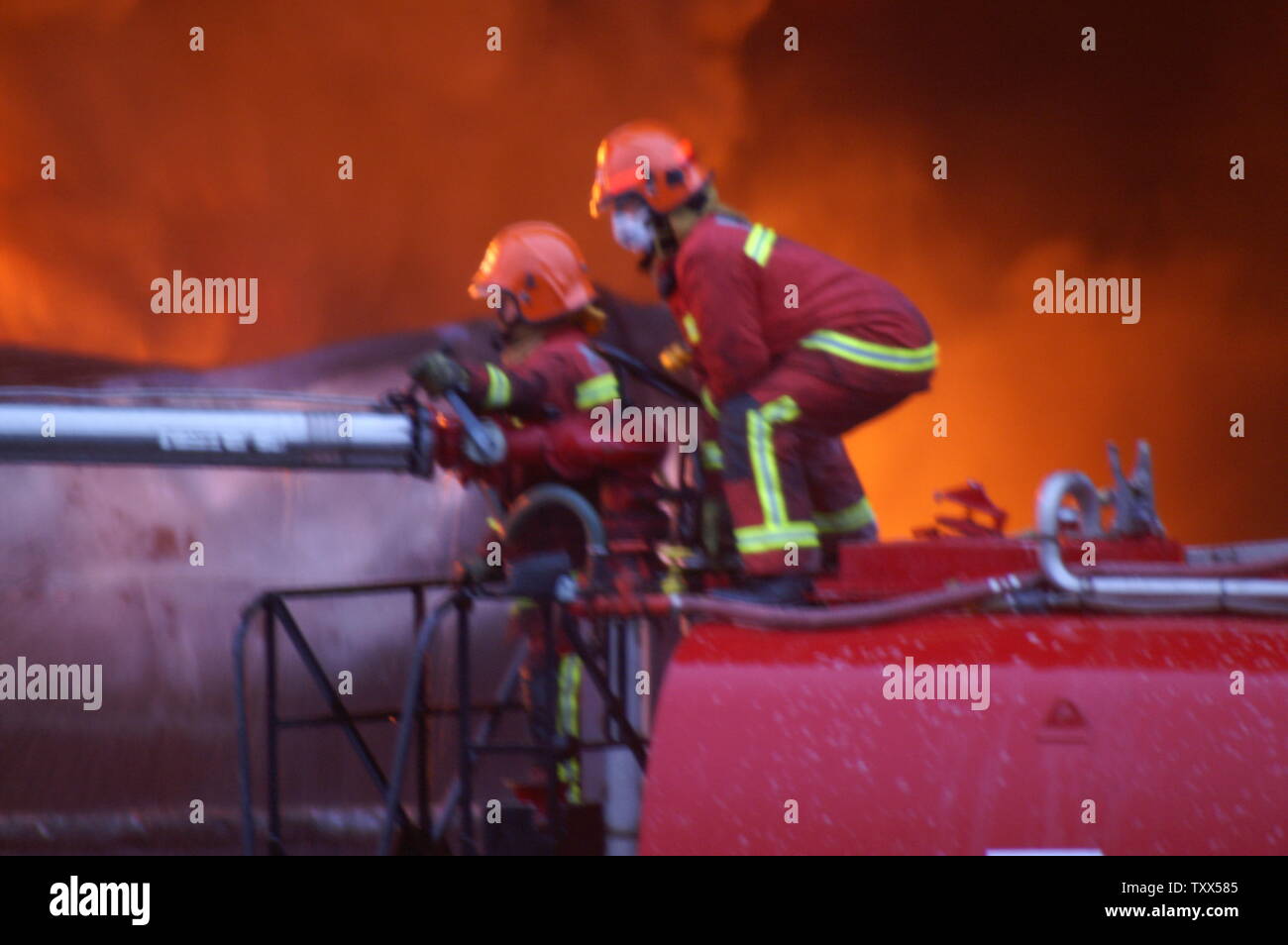 Les pompiers à l'incendie de Buncefield Banque D'Images
