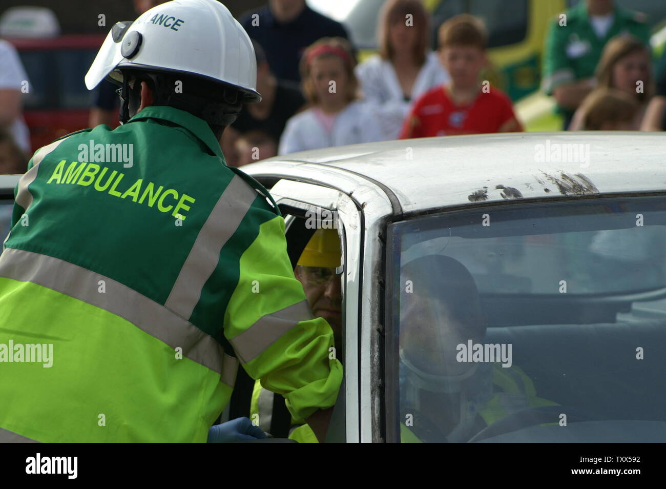 Équipe d'ambulanciers lors d'un accident de voiture Banque D'Images