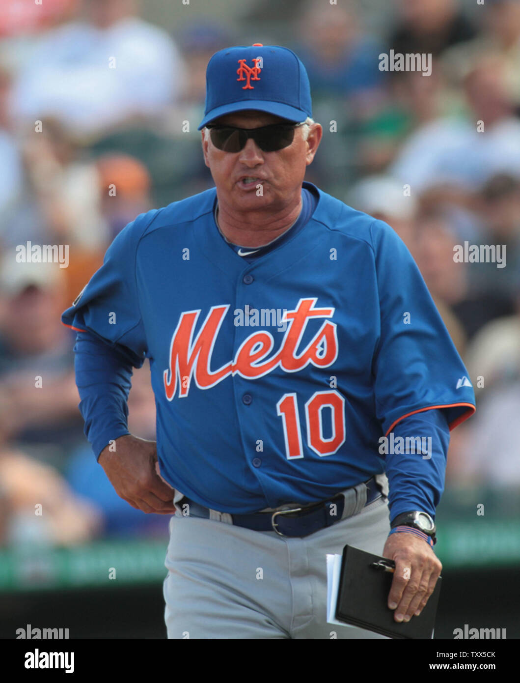 New York Mets Manager Terry Collins (10) laisse le champ après avoir été éjecté de la partie contre les Marlins de Miami au cours de l'entraînement de printemps, à la Roger Dean Stadium à Jupiter, en Floride le 15 mars 2012. Les Miami Marlins vaincre les Mets de New York 3-1. UPI/Susan Knowles Banque D'Images