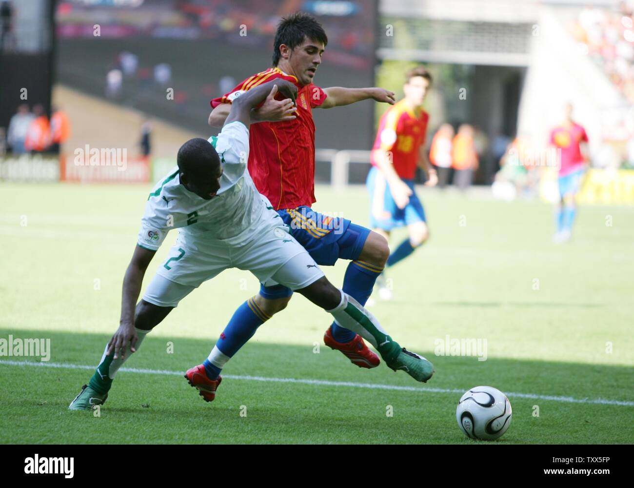 David Villa l'Espagne et l'Arabie saoudite est Ahmed Dokhi pendant le dernier match du groupe H de la Coupe du Monde de la FIFA, Allemagne 2006, à Kaiserslautern, Allemagne le 23 juin 2006. L'Espagne à la pointe ronde de 16 comme ils ont battu l'Arabie saoudite 1-0. Juanito a pour objectif de sa tête dans la 36e minute a confirmé l'Arabie élimination après un match nul et deux défaites. (Photo d'UPI/Christian Brunskill) Banque D'Images