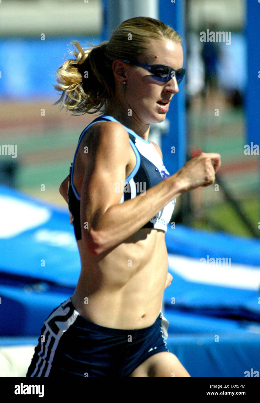 Carrie Tollefson dirige le women's 1500 mètres, à la finale de l'équipe olympique des États-Unis 2004 et suivi d'essais sur le terrain. Sacramento, Californie. Dimanche 18 juillet 2004. Tollefson a gagné avec un temps de 4 minutes et 8,32 secondes. (UPI/Ken James) Banque D'Images