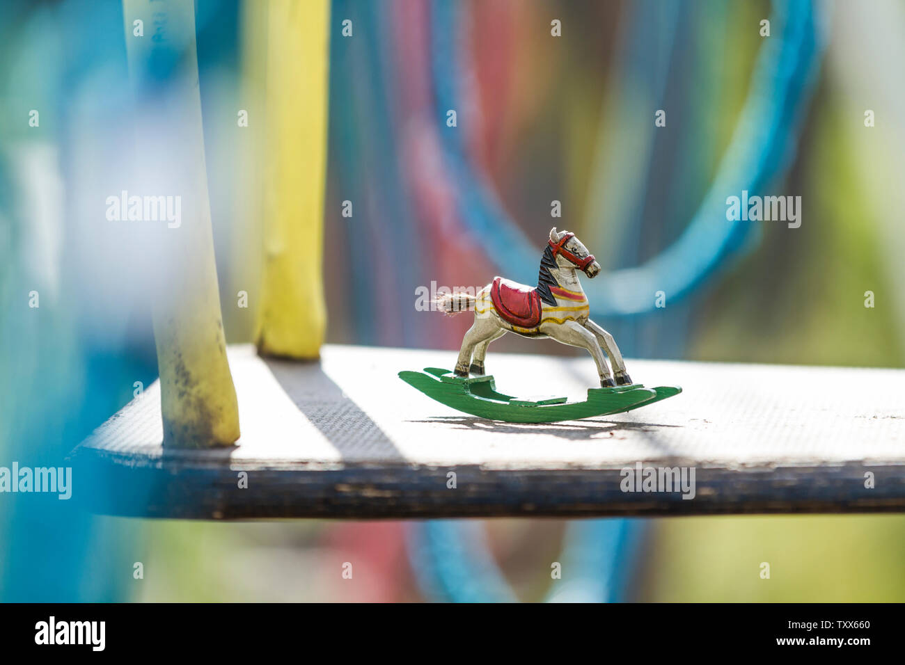 Cheval à bascule en bois à une aire de jeux colorée oscillante Banque D'Images