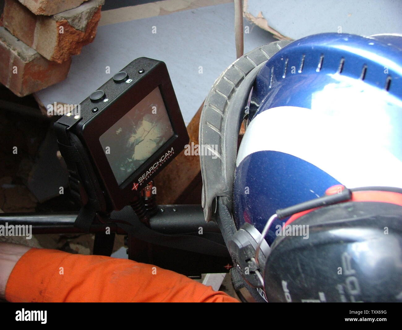 Fire fighter de RSMU à l'espace confiné inspection camera Banque D'Images