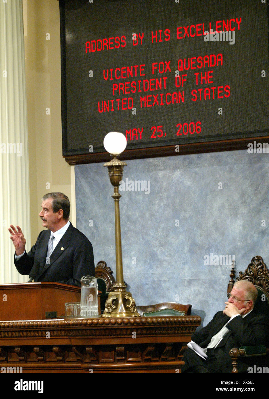 Le président mexicain Vicente Fox parle à une session conjointe de l'Assemblée législative de la Californie, en tant que président du Sénat Pro Tem, Don Perata écoute, au State Capitol à Sacramento, Californie, le 25 mai 2006. (Photo d'UPI/Ken James) Banque D'Images