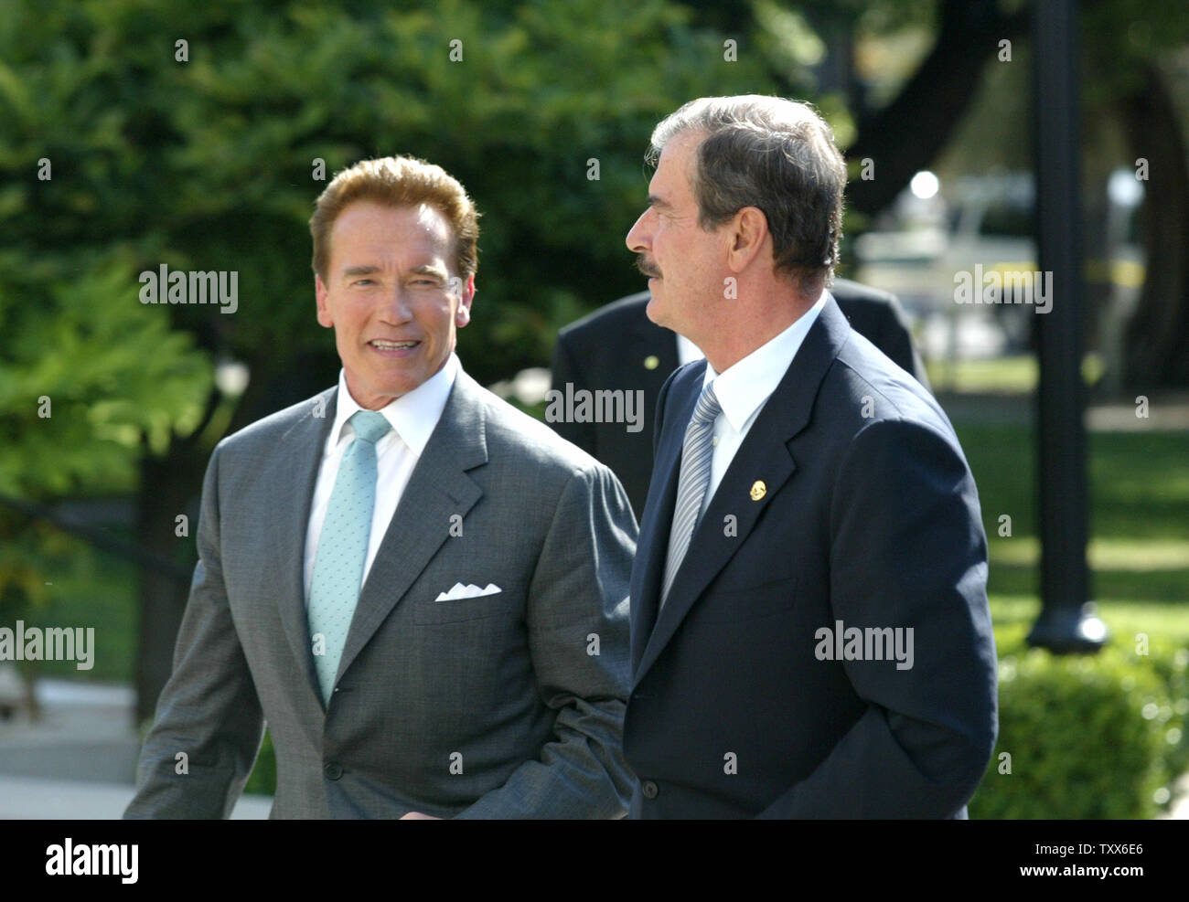Le gouverneur de la Californie Arnold Schwarzenegger (à gauche) s'entretient avec le président du Mexique, Vicente Fox, comme ils monter les marches de l'ouest State Capitol, à Sacramento, Californie, le 25 mai 2006. Le président Fox a adressé une session conjointe de l'Assemblée législative de la Californie au State Capitol. (Photo d'UPI/Ken James) Banque D'Images