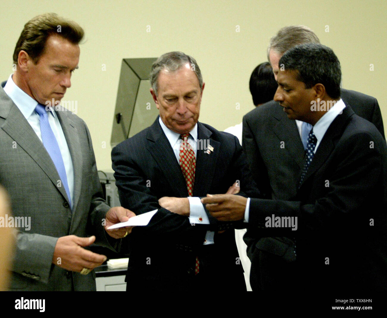 Bloom Energy chef K.R. Sridhar (droite) affiche du gouverneur de Californie Arnold Schwarzenegger (à gauche) et Maire de la ville de New York, Michael R. Bloomberg (centre) les matériaux utilisés dans la fabrication de piles à combustible, lors d'une tournée de la pile à combustible Bloom Energy Facility, à Sunnyvale, Californie, le 21 septembre 2006. (Photo d'UPI/Ken James) Banque D'Images