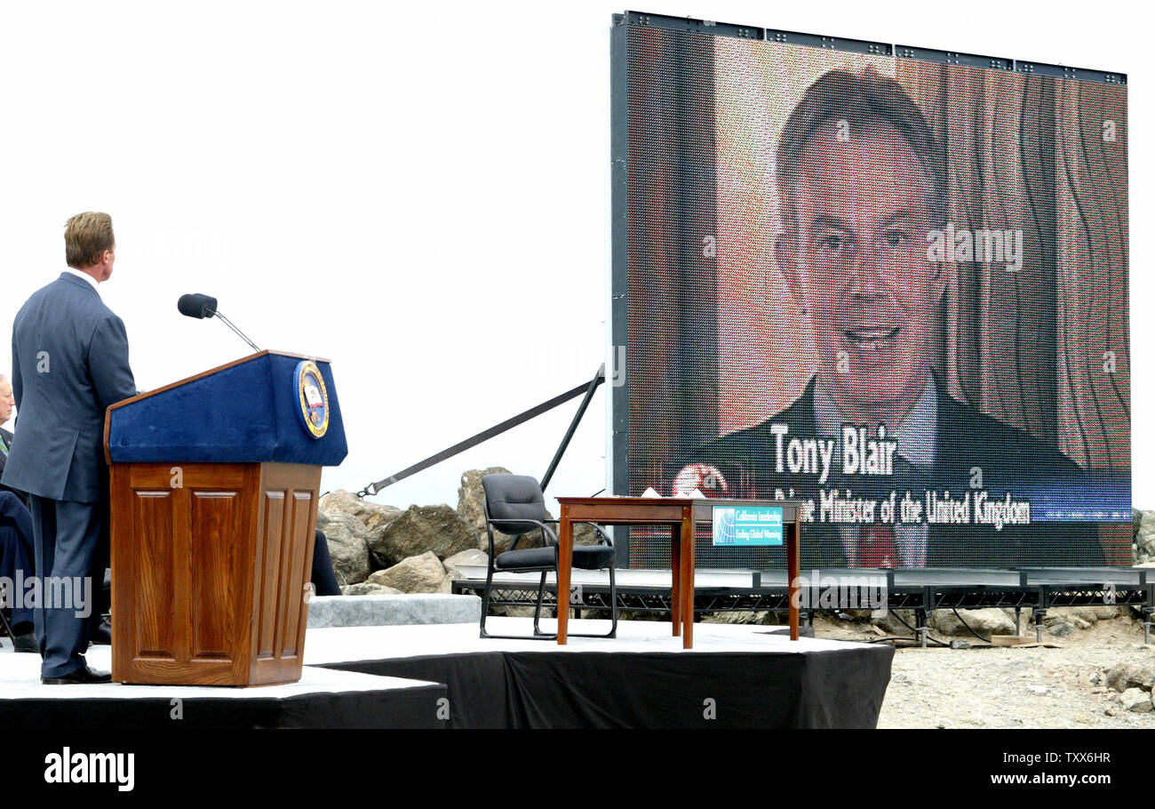 Le gouverneur de la Californie, Arnold Schwarzenegger, (à gauche) écoute une source vidéo en direct à partir de la fonction de Premier ministre britannique Tony Blair, avant de signer le Global Warming Solutions Act de la Californie de 2006, pour réduire les émissions de gaz à effet de serre de la Californie, sur l'île au trésor à San Francisco, le 27 septembre 2006. (Photo d'UPI/Ken James) Banque D'Images