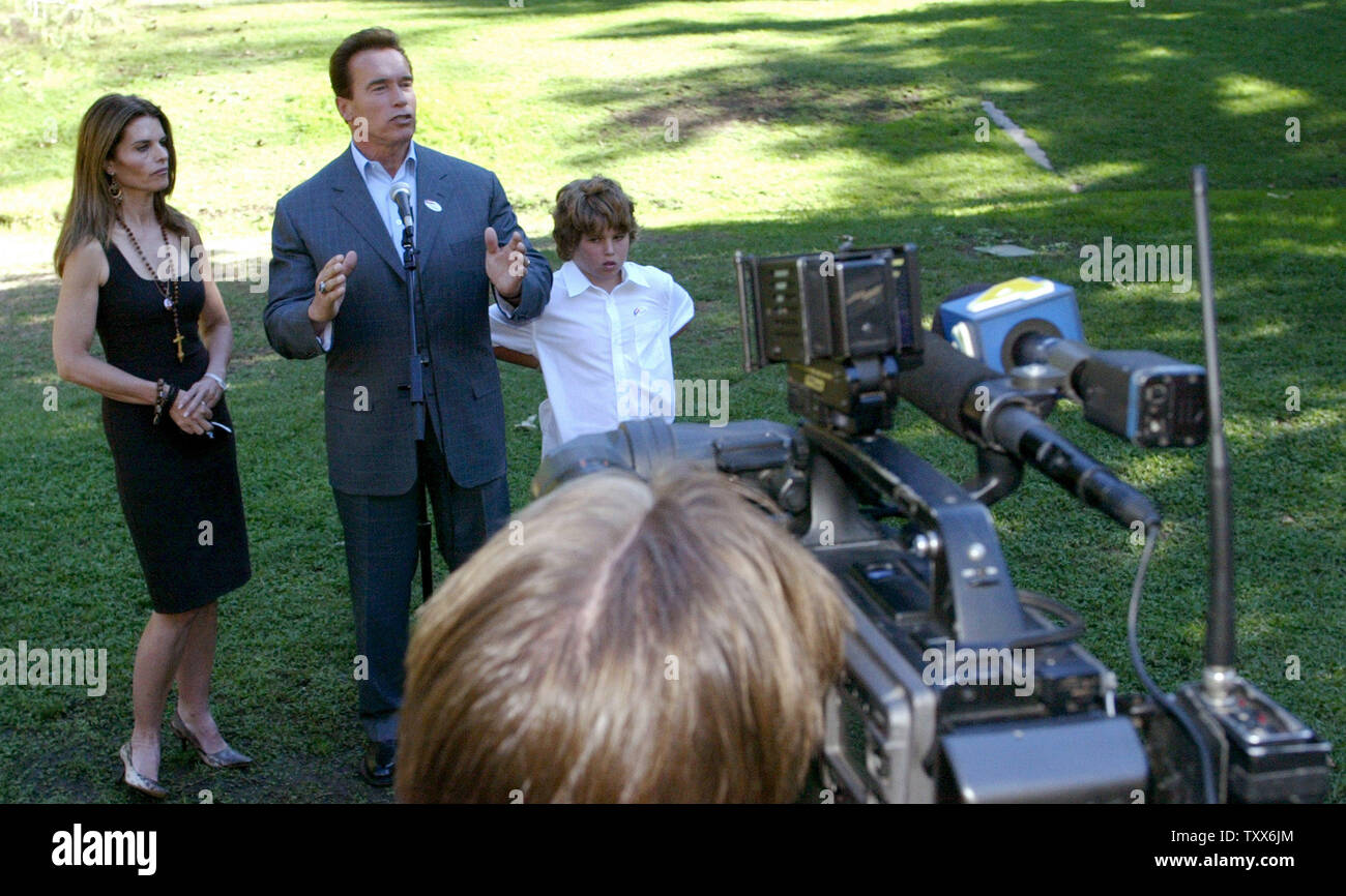 Le gouverneur de la Californie Arnold Schwarzenegger avec sa femme Maria Shriver et fils Christopher, parler aux médias après le vote à l'établissement Crestwood Hills Recreation Center de Los Angeles, Californie le 7 novembre 2006. (Photo d'UPI/Ken James) Banque D'Images