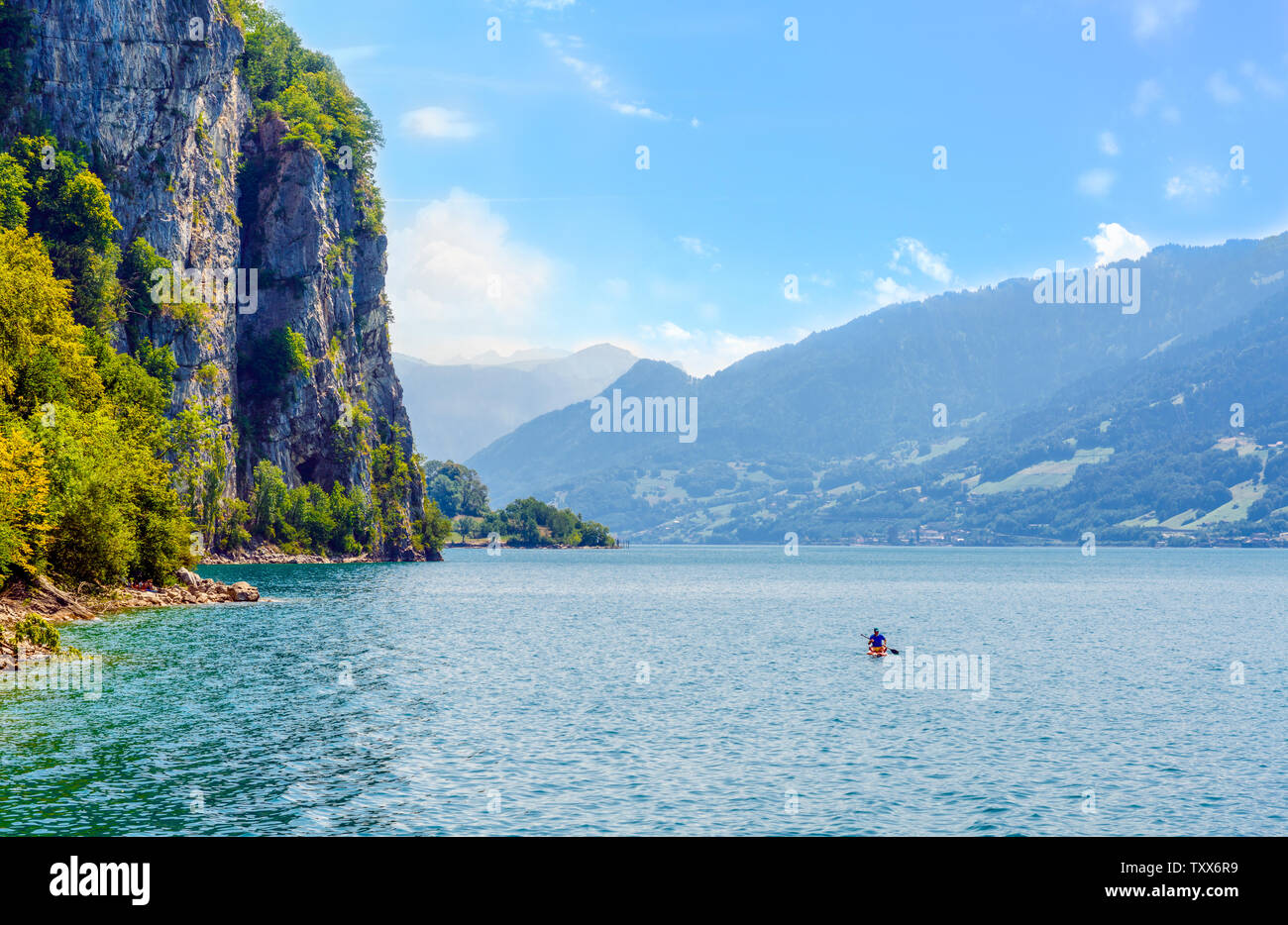 Vue sur le lac de Walenstadt Walenstadt () avec un bateau près de Beltis, Weesen, Amden. Le Canton de Galen, Glaris, Suisse. Banque D'Images