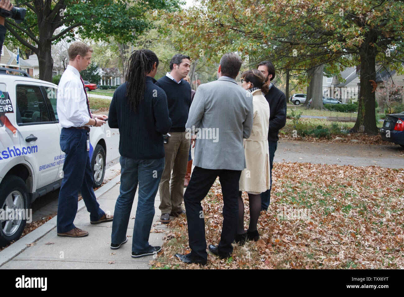 Sénat Kansas indépendant Greg candidat potentiel accueille Orman électeurs alors qu'il font du porte-à-porte pendant une à Roeland Park, Kansas, le 3 novembre 2014. UPI/Jeff Moffett Banque D'Images