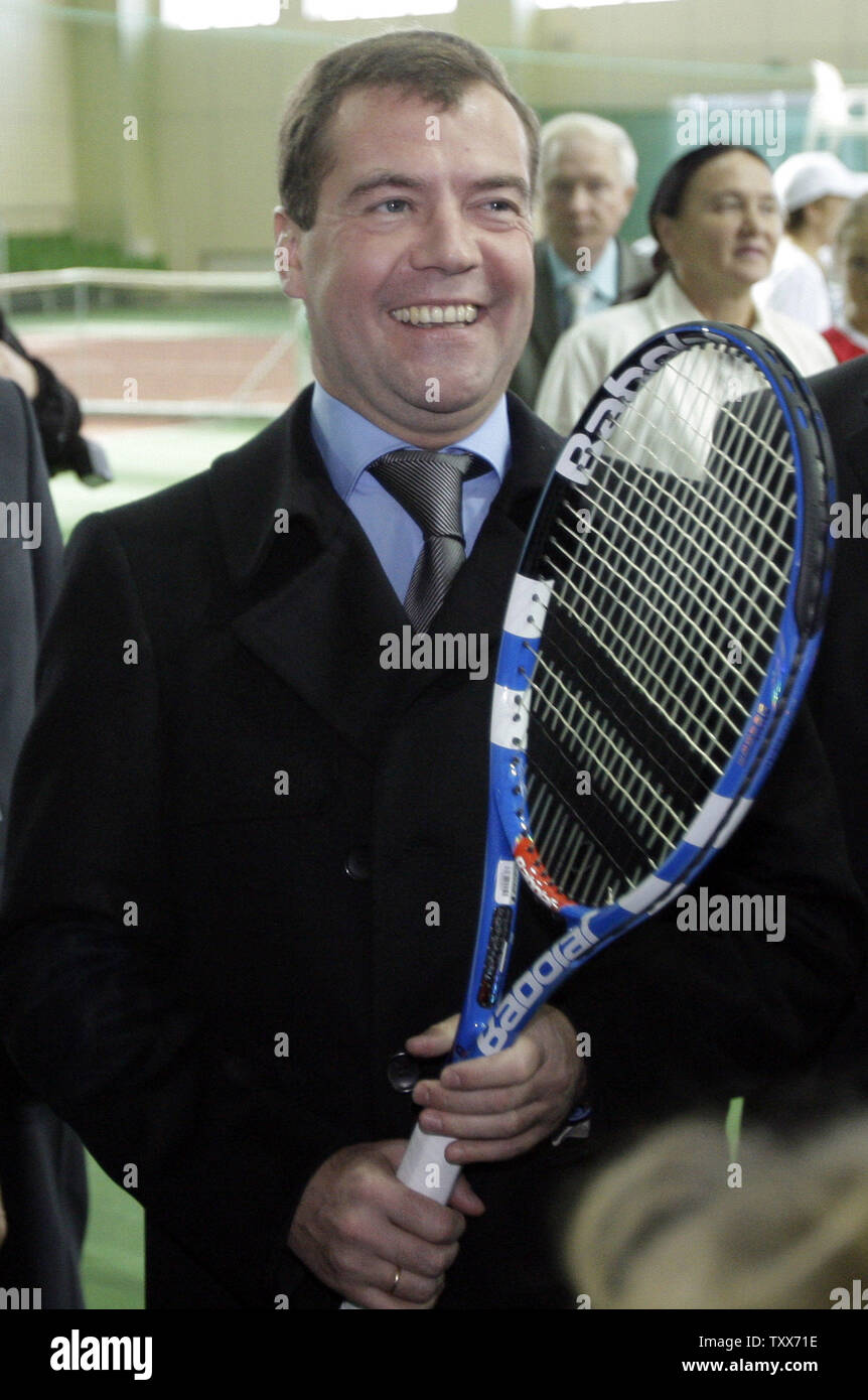 Le président russe Dmitri Medvedev tient une raquette de tennis qu'il visite l'Académie de Tennis à Kazan, capitale de la diversité ethnique russe république du Tatarstan, le 23 octobre 2009. UPI/Anatoli Zhdanov Banque D'Images