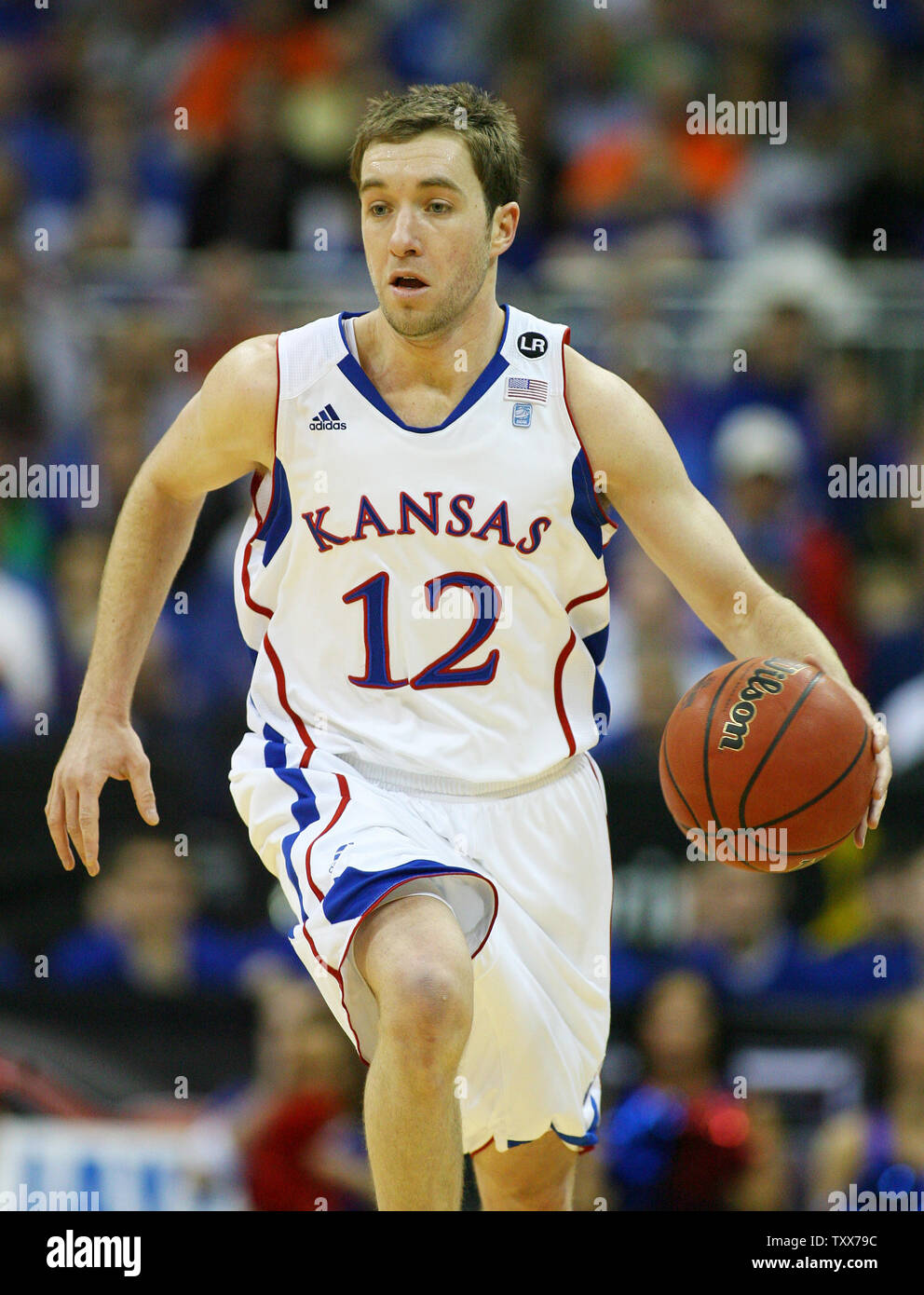 Kansas Jayhawk Brady Morningstar rassemble la balle jusqu'à la Cour lors d'un match contre l'Oklahoma State Cowboys au Sprint Center à Kansas City, Missouri le 10 mars 2011. UPI/Jay Biggerstaff Banque D'Images