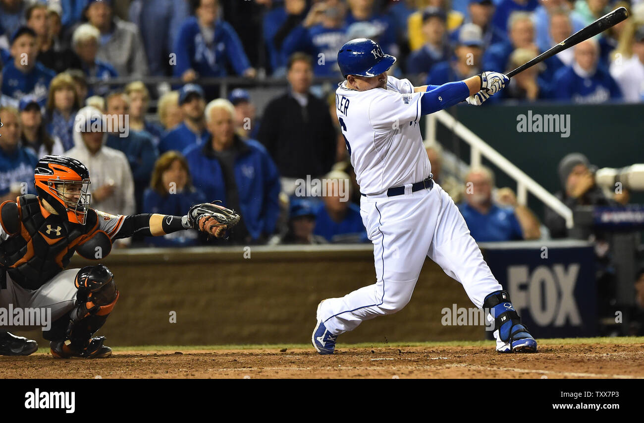 Kansas City Royals DH Billy Butler hits une notation simple coéquipier Lorenzo Cain lors de la sixième manche contre les Giants de San Francisco dans le jeu 2 de la Série mondiale au stade Kaufman à Kansas City, Missouri le 22 octobre 2014. San Francisco est titulaire d'une série de 1-0 d'avance sur Kansas City. UPI/Kevin Dietsch Banque D'Images