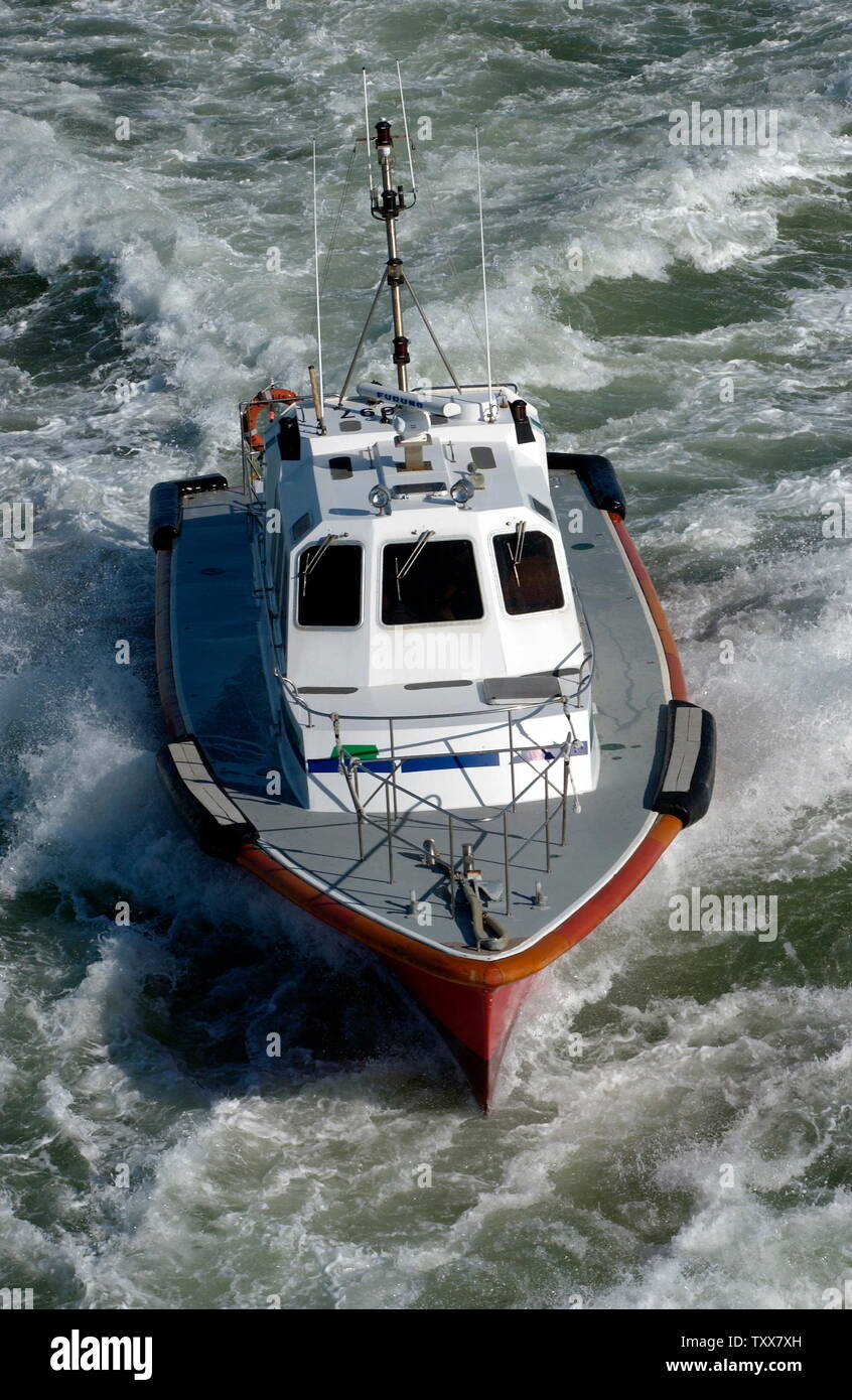 AJAXNETPHOTO. Avril 10th, 2006. LE HAVRE, FRANCE. - Bateaux - Pilote - PILOTE PORTUAIRE BATEAU LOUIS BRINDEAU. PHOTO:JONATHAN EASTLAND/AJAX REF : D61004_1091 Banque D'Images