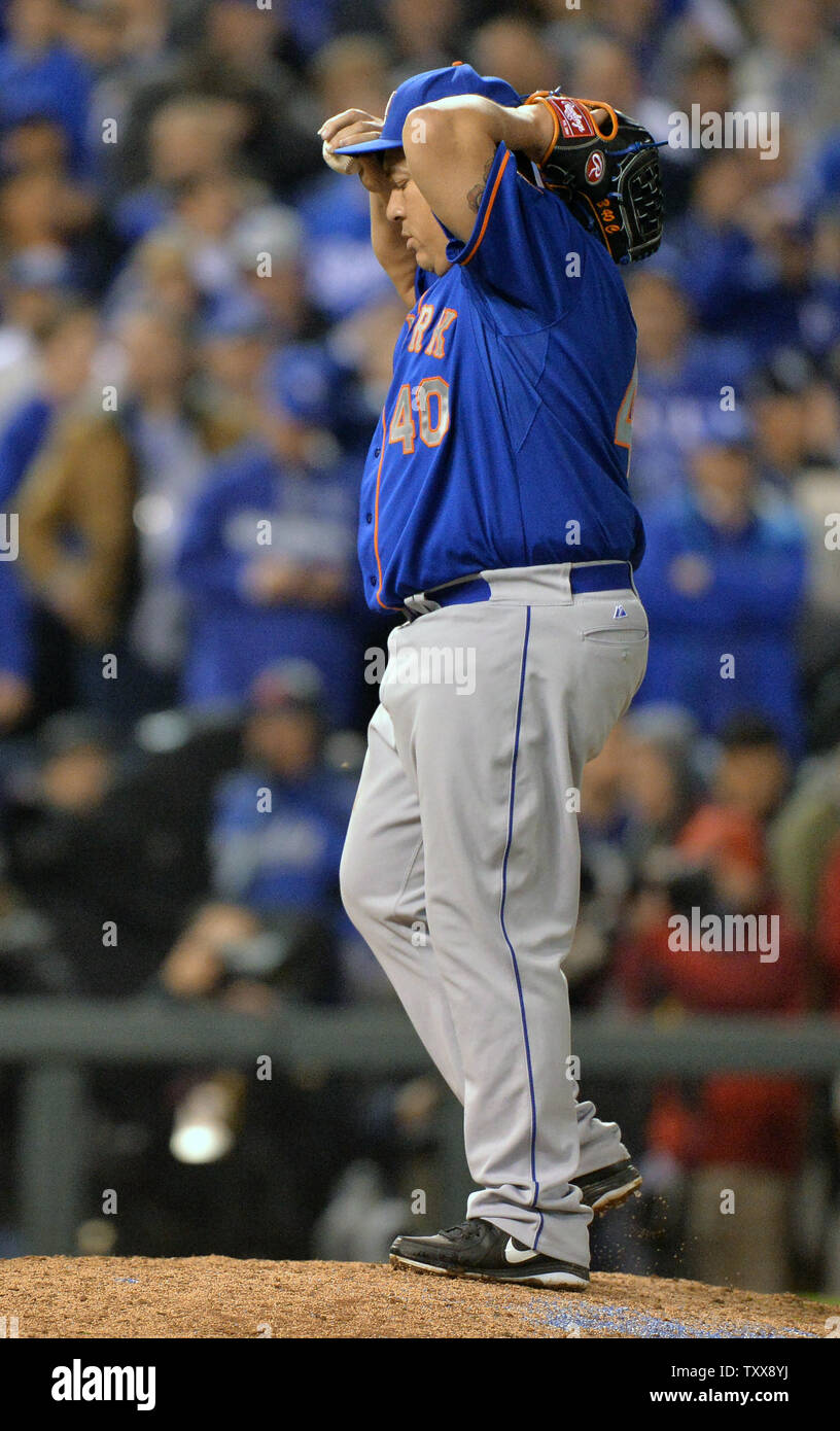 New York Mets lanceur droitier Bartolo Colon sur la butte à la quatorzième manche a subi la perte contre Royals de Kansas City dans le jeu 1 de la Série mondiale à Kauffman Stadium à Kansas City, Missouri le 27 octobre 2015. Kansas City beats New York 5-4 en 14 manches pour prendre une série de 1-0 plomb. Photo par Kevin Dietsch/UPI Banque D'Images