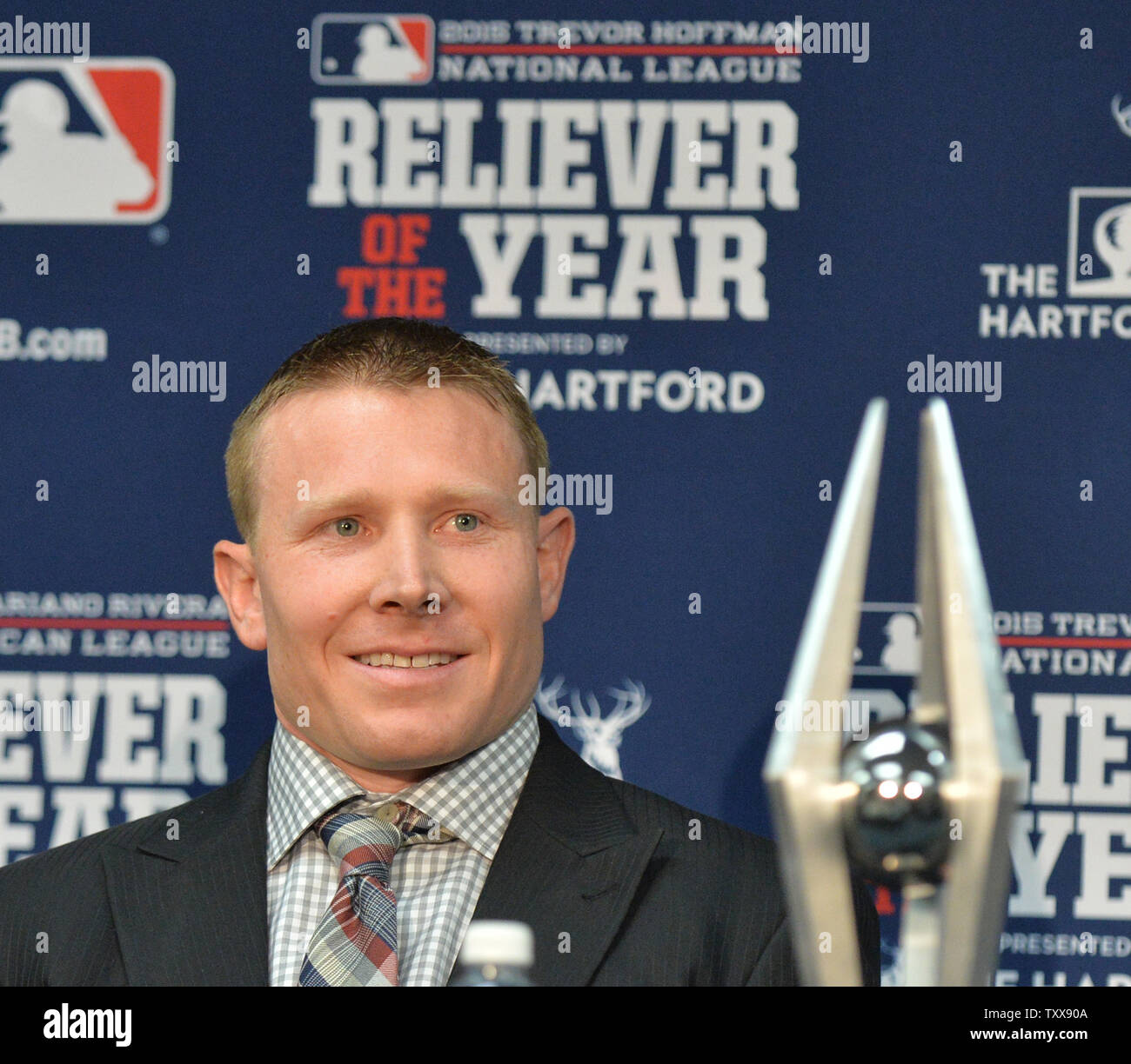 Le releveur des Pirates de Pittsburgh, Mark Melancon sourire après avoir reçu le releveur Trevor Hoffman NL de l'année avant le match 2 de la Série mondiale à Kauffman Stadium à Kansas City, Missouri le 28 octobre 2015. Photo par Kevin Dietsch/UPI Banque D'Images