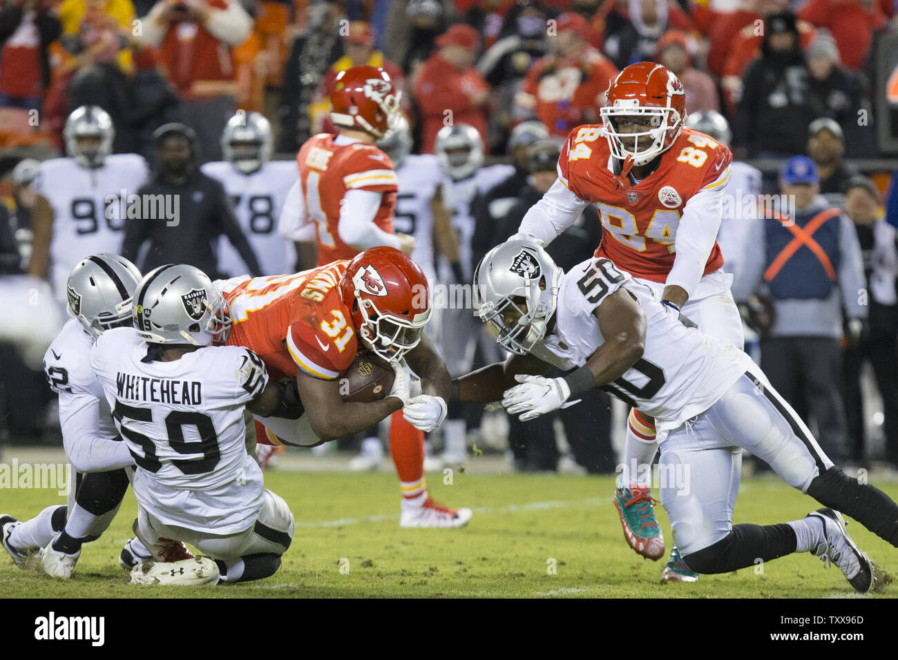 Kansas City Chiefs Darrel running back Williams (31) est cloué au sol par Oakland Raiders en dehors de secondeur Tahir Whitehead (59) et Nicholas Morrow au quatrième trimestre Au Arrowhead Stadium de Kansas City (Missouri) le 30 décembre 2018. Photo par Kyle Rivas/UPI Banque D'Images