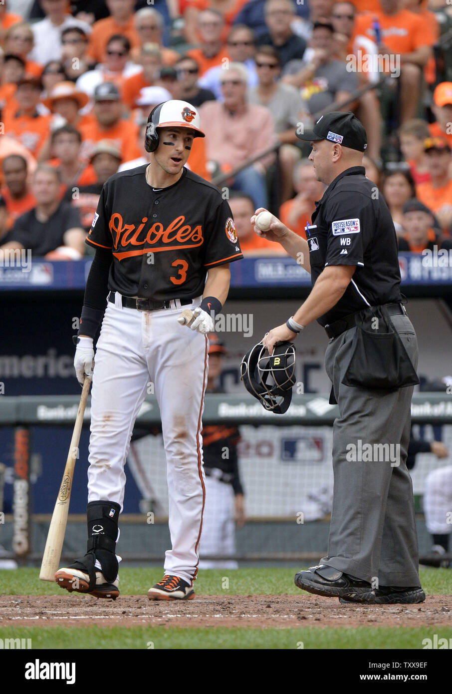 Baltimore Orioles' Ryan Flaherty (L) soutient une troisième grève dans l'arbitre Scott Barry après la sixième manche du Match 2 de la Division de la ligue américaine contre les Tigers de Detroit de la série à l'Oriole Park at Camden Yards de Baltimore, Maryland le 3 octobre 2014. UPI/Kevin Dietsch Banque D'Images