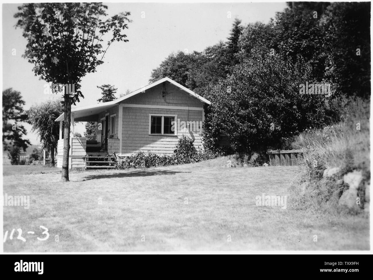 Maison de plage à la NE. La parcelle 130, William Wagner, Jr. Todd Shipyard, Seattle, Washington. ; la portée et contenu : Après la DEUXIÈME GUERRE MONDIALE, l'ensemble de la Marine sur surplusing biens possédés ou utilisés pendant la guerre. Nombre de ces biens avaient été exploitées par des entreprises privées. Les bilans qui ont été fait avant la vente comprennent souvent des cartes des installations et photos de bâtiments sur les installations. Banque D'Images