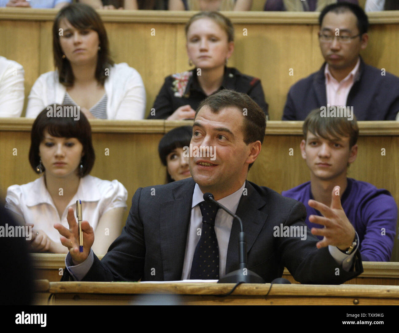 Le président russe Dmitri Medvedev (C) s'exprime en tant qu'il rencontre avec les étudiants de l'Université d'État du Pacifique dans la ville de Khabarovsk, environ 6100 km (3 800 milles) à l'est de Moscou, le 21 mai 2009. Medvedev a visité la ville de l'est loin de Paris pour une réunion avec les hauts fonctionnaires de l'UE. (Photo d'UPI/Anatoli Zhdanov) Banque D'Images