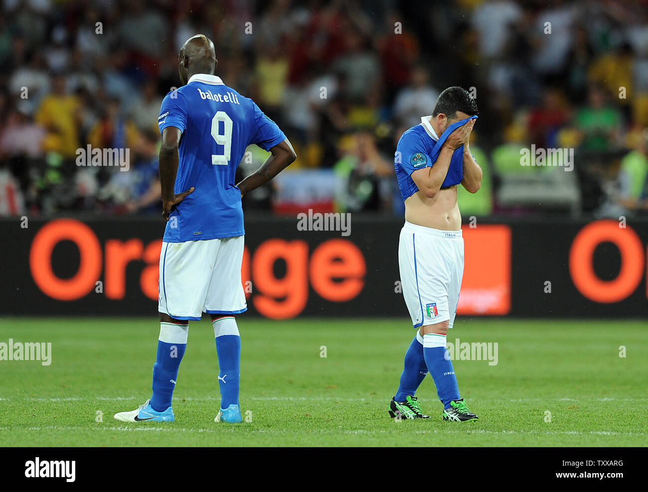 Antonio Di Natale (R) de l'Italie a l'air abattu au cours de l'Euro 2012 finale au Stade Olympique de Kiev, Ukraine, le 1 juillet 2012. UPI/Chris Brunskill Banque D'Images